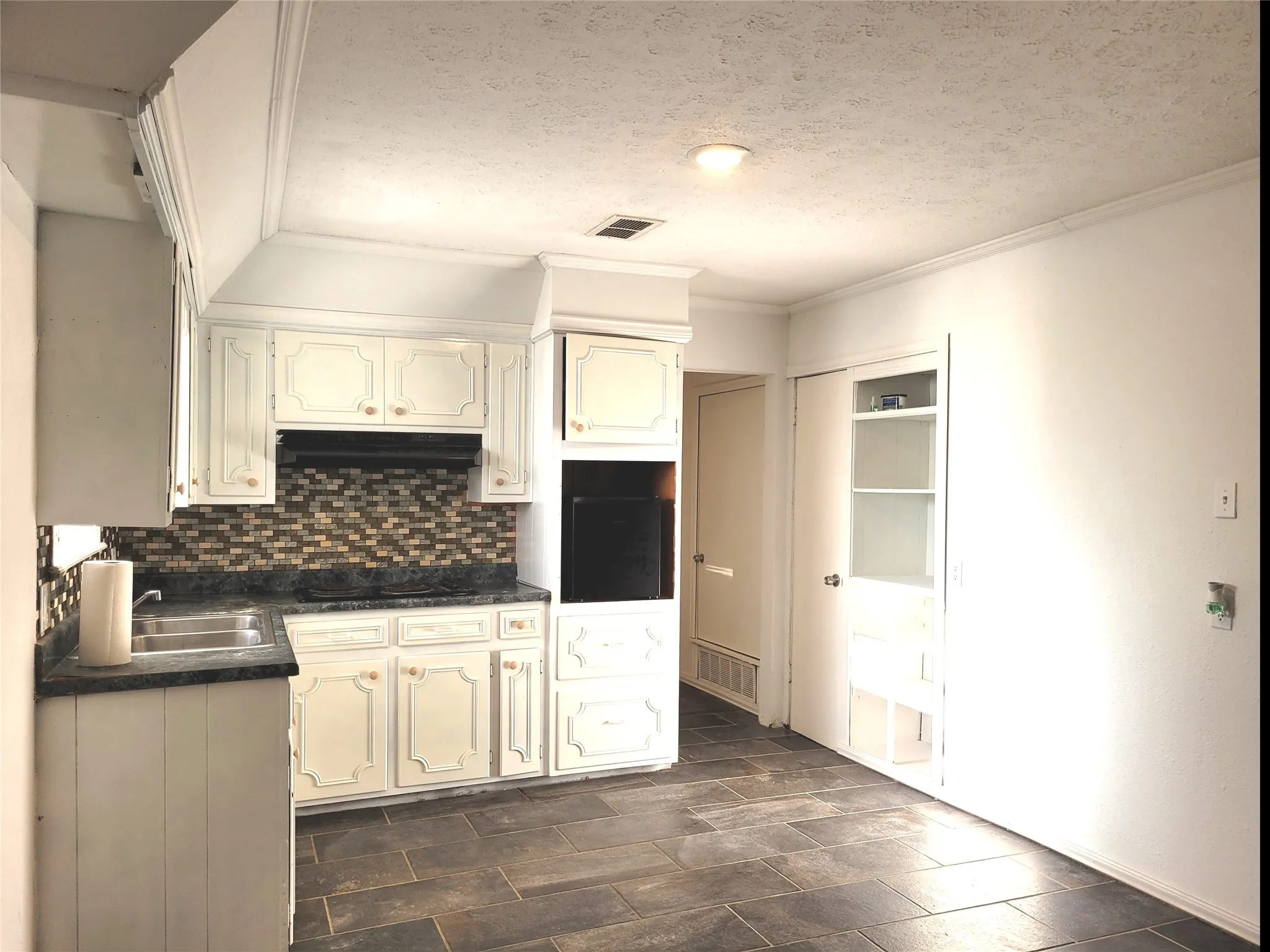 Single Family Residence For Sale in Lamar County , 410 SW 22ND, Paris, Texas 75460, 3 Bedroom, 2 Bathroom, Garage spaces, 1,645 Sqft, built in 0, mls#21245625, Real Estate Agent in Paris, Homes For Sale in Lamar county, Homes For Sale in Paris, Realtor in Paris Texas, Real Estate Brokerage Independent Realty Texas, Luminita Cordes Realtor