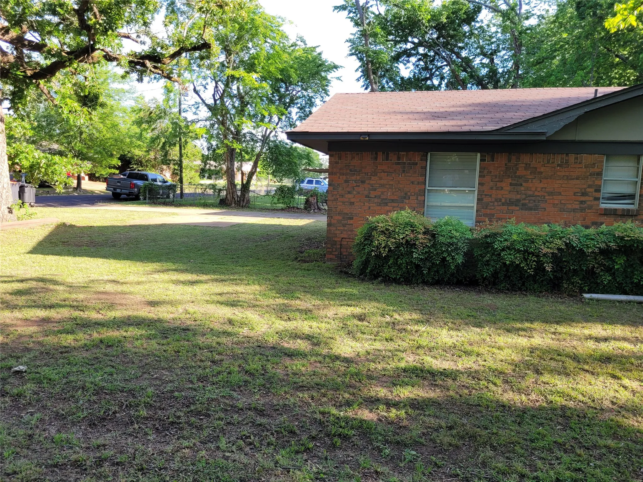 Single Family Residence For Sale in Lamar County , 410 SW 22ND, Paris, Texas 75460, 3 Bedroom, 2 Bathroom, Garage spaces, 1,645 Sqft, built in 0, mls#21245625, Real Estate Agent in Paris, Homes For Sale in Lamar county, Homes For Sale in Paris, Realtor in Paris Texas, Real Estate Brokerage Independent Realty Texas, Luminita Cordes Realtor