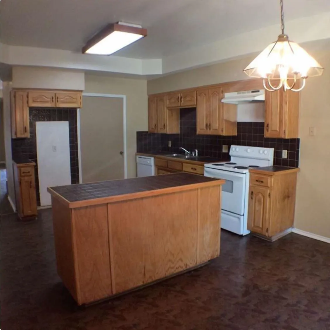 Duplex For Rent in Tarrant County , 316 Lochridge Drive, Azle, Texas 76020, 2 Bedroom, 2 Bathroom, 2 Garage spaces, 1,627 Sqft, built in 1985, Preowned, mls#21246904, Real Estate Agent in Azle, Homes For Rent in Tarrant county, Homes For Rent in Azle, Realtor in Azle Texas, Real Estate Brokerage Independent Realty Texas, Luminita Cordes Realtor