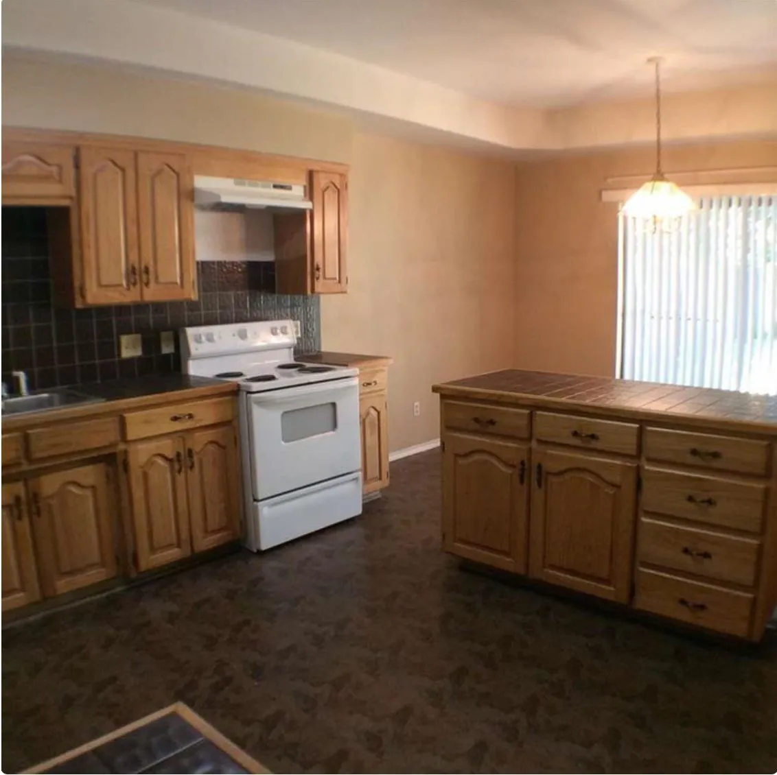 Duplex For Rent in Tarrant County , 316 Lochridge Drive, Azle, Texas 76020, 2 Bedroom, 2 Bathroom, 2 Garage spaces, 1,627 Sqft, built in 1985, Preowned, mls#21246904, Real Estate Agent in Azle, Homes For Rent in Tarrant county, Homes For Rent in Azle, Realtor in Azle Texas, Real Estate Brokerage Independent Realty Texas, Luminita Cordes Realtor