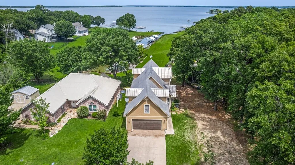 Single Family Residence For Sale in Hunt County , 1016 Shoreline Drive, West Tawakoni, Texas 75474, 3 Bedrooms, 2 Bathrooms, 2 Garage spaces, 1,910 Sqft, built in 1997, Price $484,900, mls#21227244, Real Estate Agent in West Tawakoni, Homes For Sale in Hunt county, Homes For Sale in West Tawakoni, Realtor in West Tawakoni Texas, Real Estate Brokerage Independent Realty Texas, Luminita Cordes Realtor