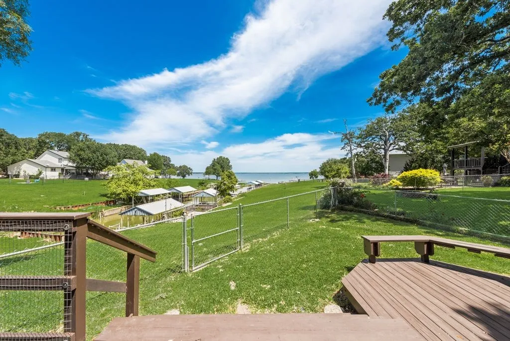 Single Family Residence For Sale in Hunt County , 1016 Shoreline Drive, West Tawakoni, Texas 75474, 3 Bedrooms, 2 Bathrooms, 2 Garage spaces, 1,910 Sqft, built in 1997, Price $484,900, mls#21227244, Real Estate Agent in West Tawakoni, Homes For Sale in Hunt county, Homes For Sale in West Tawakoni, Realtor in West Tawakoni Texas, Real Estate Brokerage Independent Realty Texas, Luminita Cordes Realtor