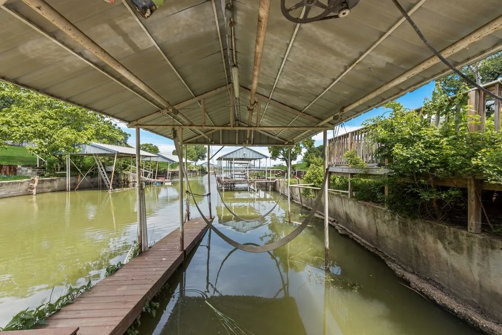Single Family Residence For Sale in Hunt County , 1016 Shoreline Drive, West Tawakoni, Texas 75474, 3 Bedrooms, 2 Bathrooms, 2 Garage spaces, 1,910 Sqft, built in 1997, Price $484,900, mls#21227244, Real Estate Agent in West Tawakoni, Homes For Sale in Hunt county, Homes For Sale in West Tawakoni, Realtor in West Tawakoni Texas, Real Estate Brokerage Independent Realty Texas, Luminita Cordes Realtor