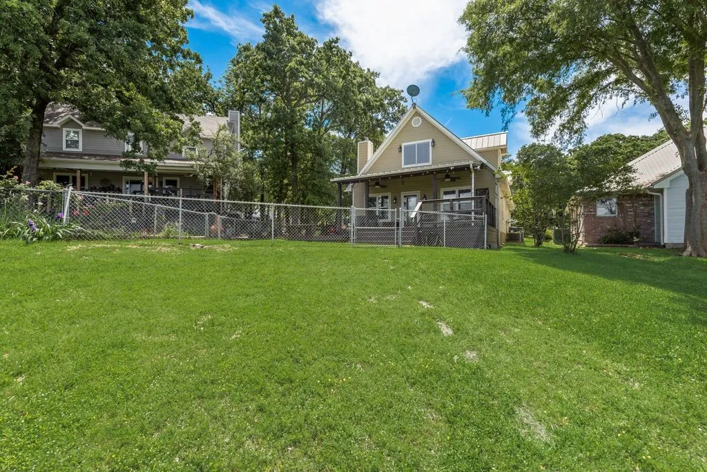 Single Family Residence For Sale in Hunt County , 1016 Shoreline Drive, West Tawakoni, Texas 75474, 3 Bedrooms, 2 Bathrooms, 2 Garage spaces, 1,910 Sqft, built in 1997, Price $484,900, mls#21227244, Real Estate Agent in West Tawakoni, Homes For Sale in Hunt county, Homes For Sale in West Tawakoni, Realtor in West Tawakoni Texas, Real Estate Brokerage Independent Realty Texas, Luminita Cordes Realtor