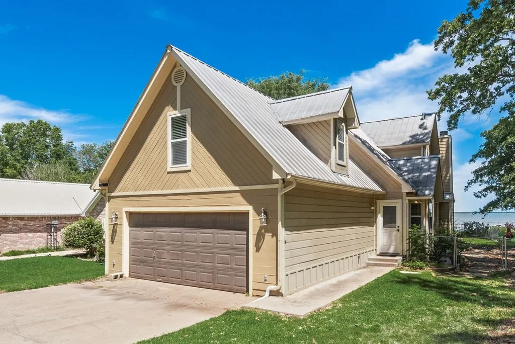 Single Family Residence For Sale in Hunt County , 1016 Shoreline Drive, West Tawakoni, Texas 75474, 3 Bedrooms, 2 Bathrooms, 2 Garage spaces, 1,910 Sqft, built in 1997, Price $484,900, mls#21227244, Real Estate Agent in West Tawakoni, Homes For Sale in Hunt county, Homes For Sale in West Tawakoni, Realtor in West Tawakoni Texas, Real Estate Brokerage Independent Realty Texas, Luminita Cordes Realtor