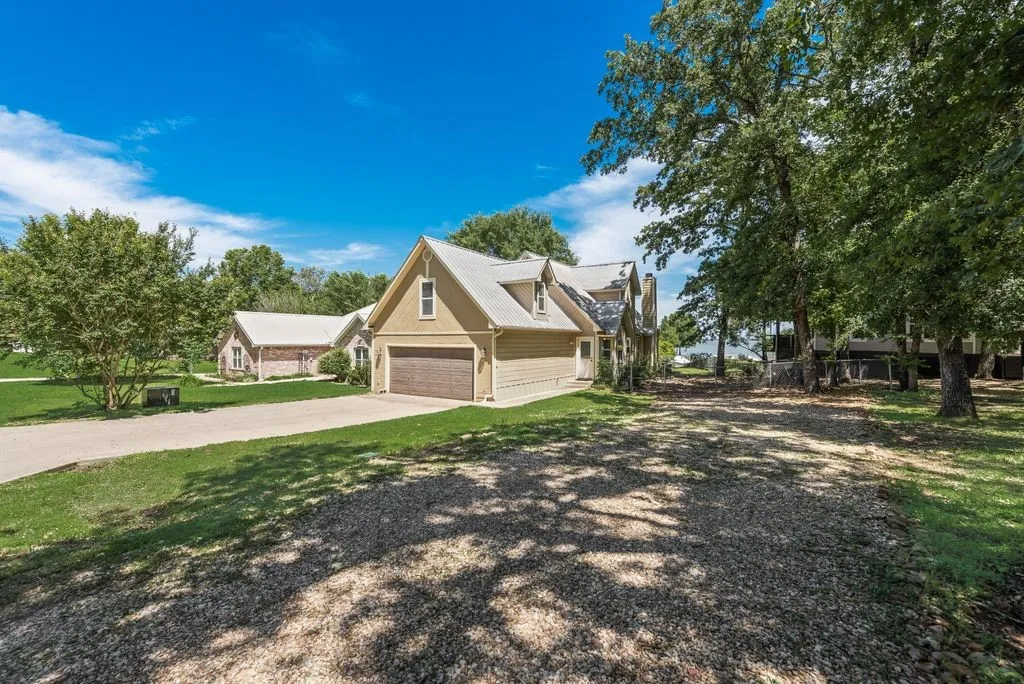 Single Family Residence For Sale in Hunt County , 1016 Shoreline Drive, West Tawakoni, Texas 75474, 3 Bedrooms, 2 Bathrooms, 2 Garage spaces, 1,910 Sqft, built in 1997, Price $484,900, mls#21227244, Real Estate Agent in West Tawakoni, Homes For Sale in Hunt county, Homes For Sale in West Tawakoni, Realtor in West Tawakoni Texas, Real Estate Brokerage Independent Realty Texas, Luminita Cordes Realtor