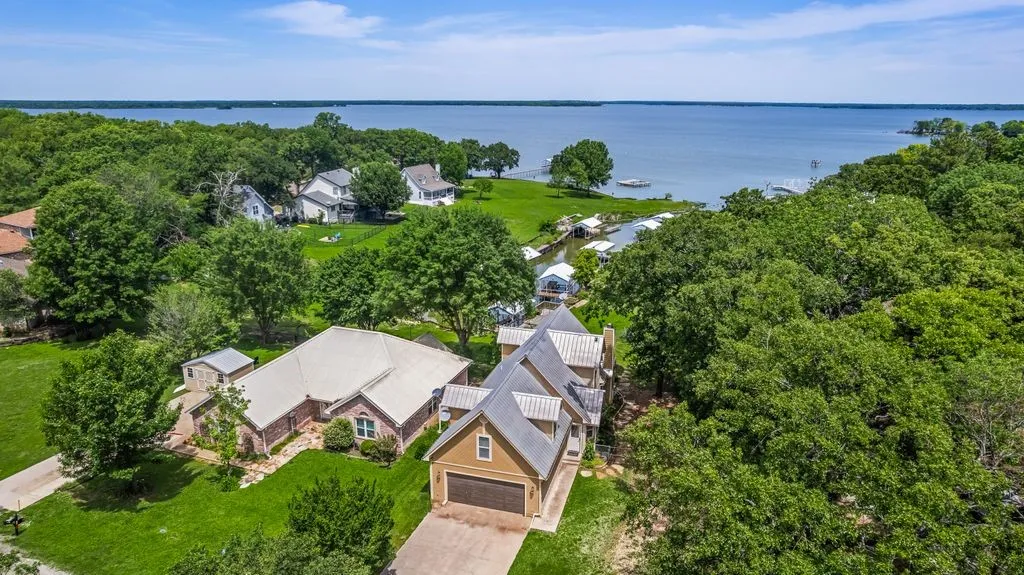Single Family Residence For Sale in Hunt County , 1016 Shoreline Drive, West Tawakoni, Texas 75474, 3 Bedrooms, 2 Bathrooms, 2 Garage spaces, 1,910 Sqft, built in 1997, Price $484,900, mls#21227244, Real Estate Agent in West Tawakoni, Homes For Sale in Hunt county, Homes For Sale in West Tawakoni, Realtor in West Tawakoni Texas, Real Estate Brokerage Independent Realty Texas, Luminita Cordes Realtor