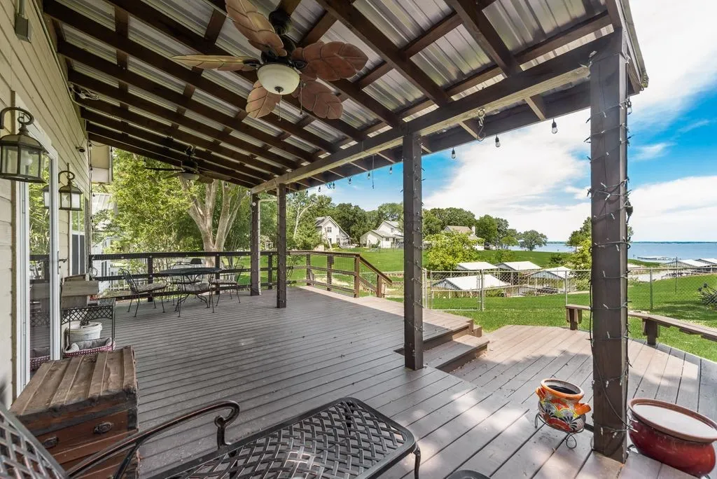 Single Family Residence For Sale in Hunt County , 1016 Shoreline Drive, West Tawakoni, Texas 75474, 3 Bedrooms, 2 Bathrooms, 2 Garage spaces, 1,910 Sqft, built in 1997, Price $484,900, mls#21227244, Real Estate Agent in West Tawakoni, Homes For Sale in Hunt county, Homes For Sale in West Tawakoni, Realtor in West Tawakoni Texas, Real Estate Brokerage Independent Realty Texas, Luminita Cordes Realtor