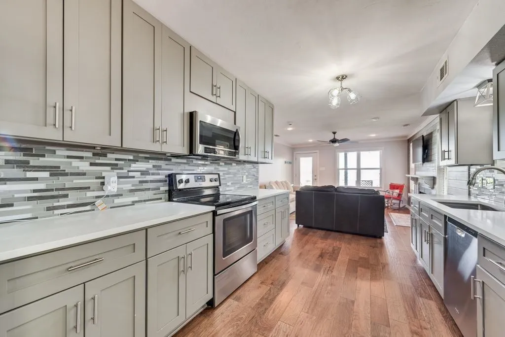 Single Family Residence For Sale in Hunt County , 1016 Shoreline Drive, West Tawakoni, Texas 75474, 3 Bedrooms, 2 Bathrooms, 2 Garage spaces, 1,910 Sqft, built in 1997, Price $484,900, mls#21227244, Real Estate Agent in West Tawakoni, Homes For Sale in Hunt county, Homes For Sale in West Tawakoni, Realtor in West Tawakoni Texas, Real Estate Brokerage Independent Realty Texas, Luminita Cordes Realtor