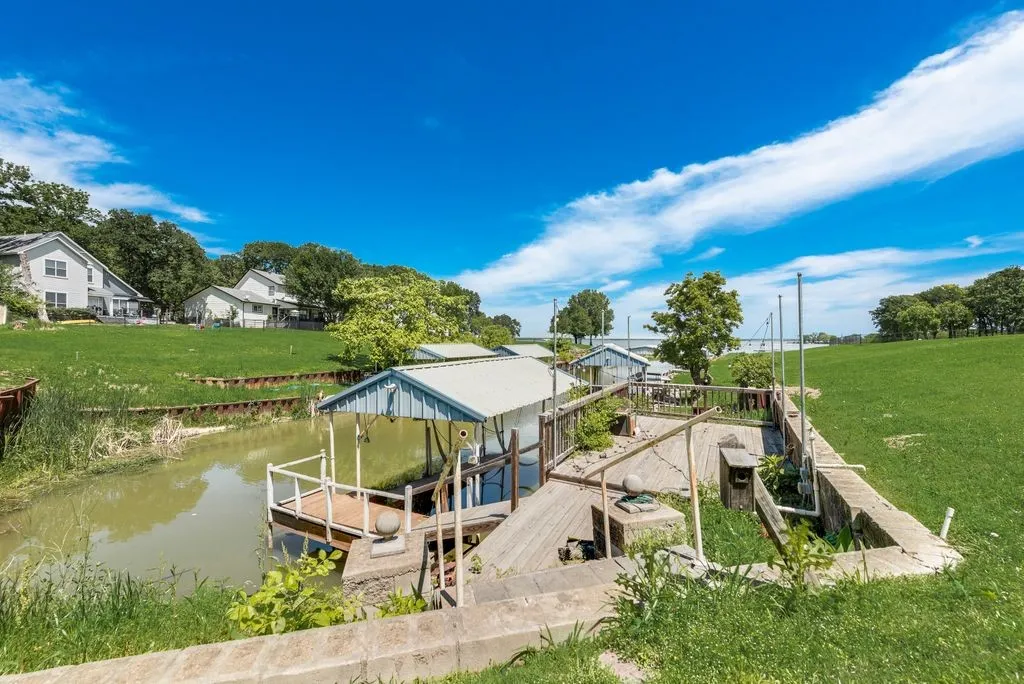 Single Family Residence For Sale in Hunt County , 1016 Shoreline Drive, West Tawakoni, Texas 75474, 3 Bedrooms, 2 Bathrooms, 2 Garage spaces, 1,910 Sqft, built in 1997, Price $484,900, mls#21227244, Real Estate Agent in West Tawakoni, Homes For Sale in Hunt county, Homes For Sale in West Tawakoni, Realtor in West Tawakoni Texas, Real Estate Brokerage Independent Realty Texas, Luminita Cordes Realtor