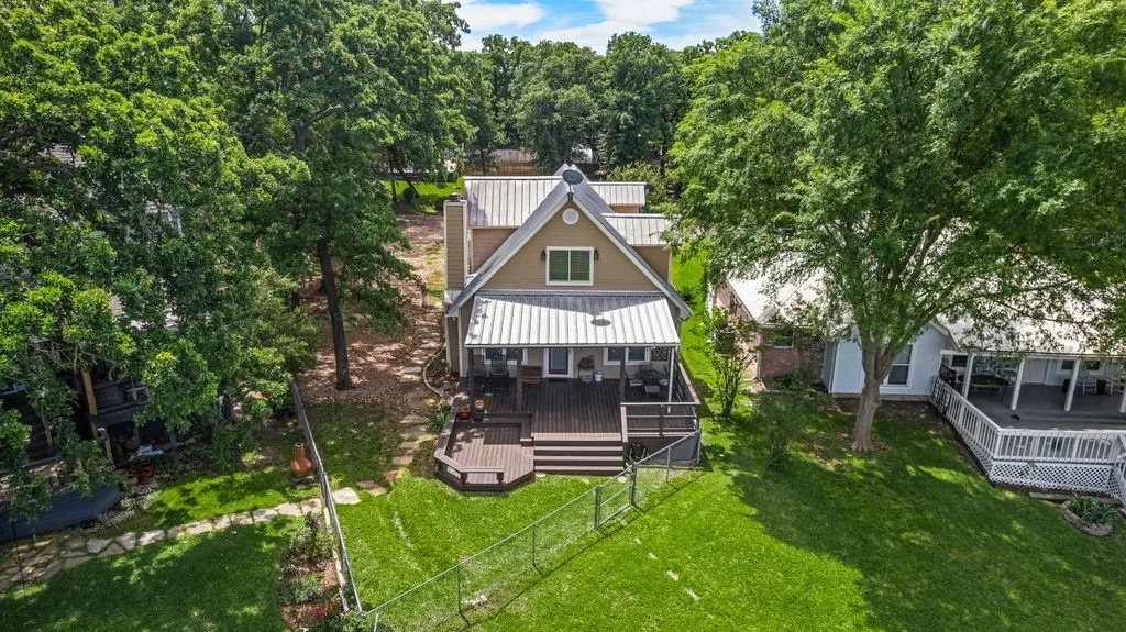 Single Family Residence For Sale in Hunt County , 1016 Shoreline Drive, West Tawakoni, Texas 75474, 3 Bedrooms, 2 Bathrooms, 2 Garage spaces, 1,910 Sqft, built in 1997, Price $484,900, mls#21227244, Real Estate Agent in West Tawakoni, Homes For Sale in Hunt county, Homes For Sale in West Tawakoni, Realtor in West Tawakoni Texas, Real Estate Brokerage Independent Realty Texas, Luminita Cordes Realtor