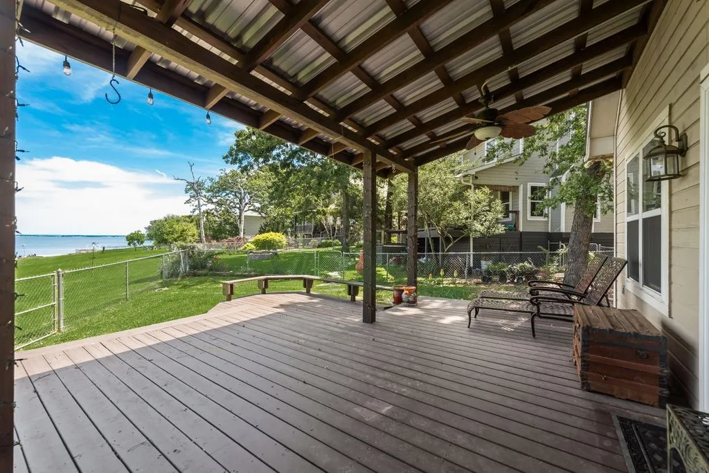 Single Family Residence For Sale in Hunt County , 1016 Shoreline Drive, West Tawakoni, Texas 75474, 3 Bedrooms, 2 Bathrooms, 2 Garage spaces, 1,910 Sqft, built in 1997, Price $484,900, mls#21227244, Real Estate Agent in West Tawakoni, Homes For Sale in Hunt county, Homes For Sale in West Tawakoni, Realtor in West Tawakoni Texas, Real Estate Brokerage Independent Realty Texas, Luminita Cordes Realtor