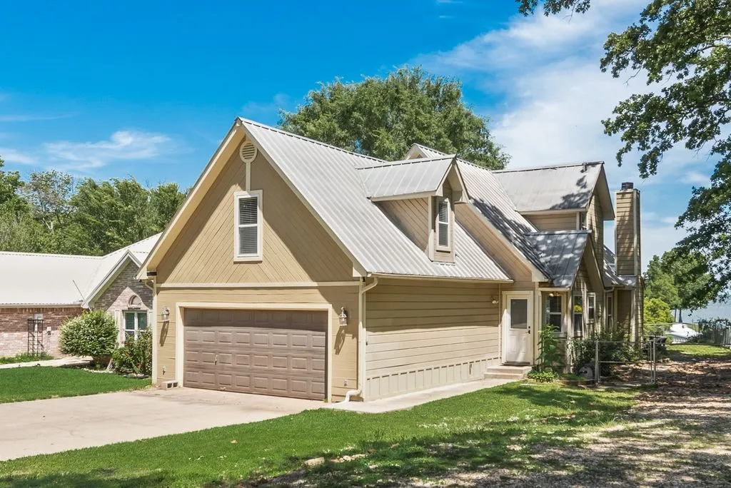 Single Family Residence For Sale in Hunt County , 1016 Shoreline Drive, West Tawakoni, Texas 75474, 3 Bedrooms, 2 Bathrooms, 2 Garage spaces, 1,910 Sqft, built in 1997, Price $484,900, mls#21227244, Real Estate Agent in West Tawakoni, Homes For Sale in Hunt county, Homes For Sale in West Tawakoni, Realtor in West Tawakoni Texas, Real Estate Brokerage Independent Realty Texas, Luminita Cordes Realtor