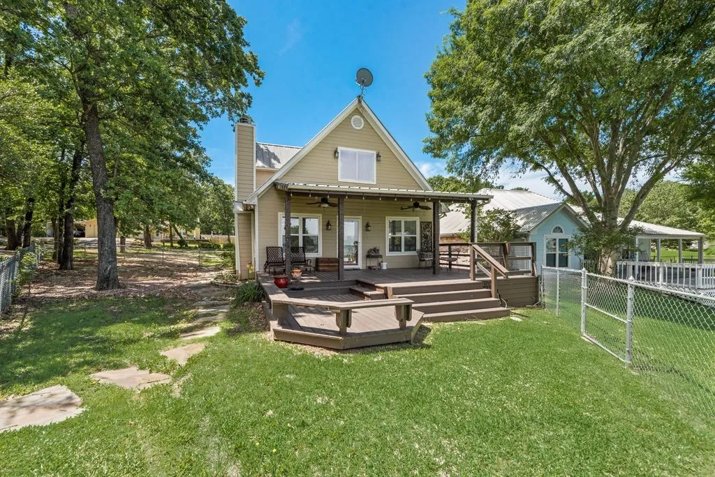 Single Family Residence For Sale in Hunt County , 1016 Shoreline Drive, West Tawakoni, Texas 75474, 3 Bedrooms, 2 Bathrooms, 2 Garage spaces, 1,910 Sqft, built in 1997, Price $484,900, mls#21227244, Real Estate Agent in West Tawakoni, Homes For Sale in Hunt county, Homes For Sale in West Tawakoni, Realtor in West Tawakoni Texas, Real Estate Brokerage Independent Realty Texas, Luminita Cordes Realtor
