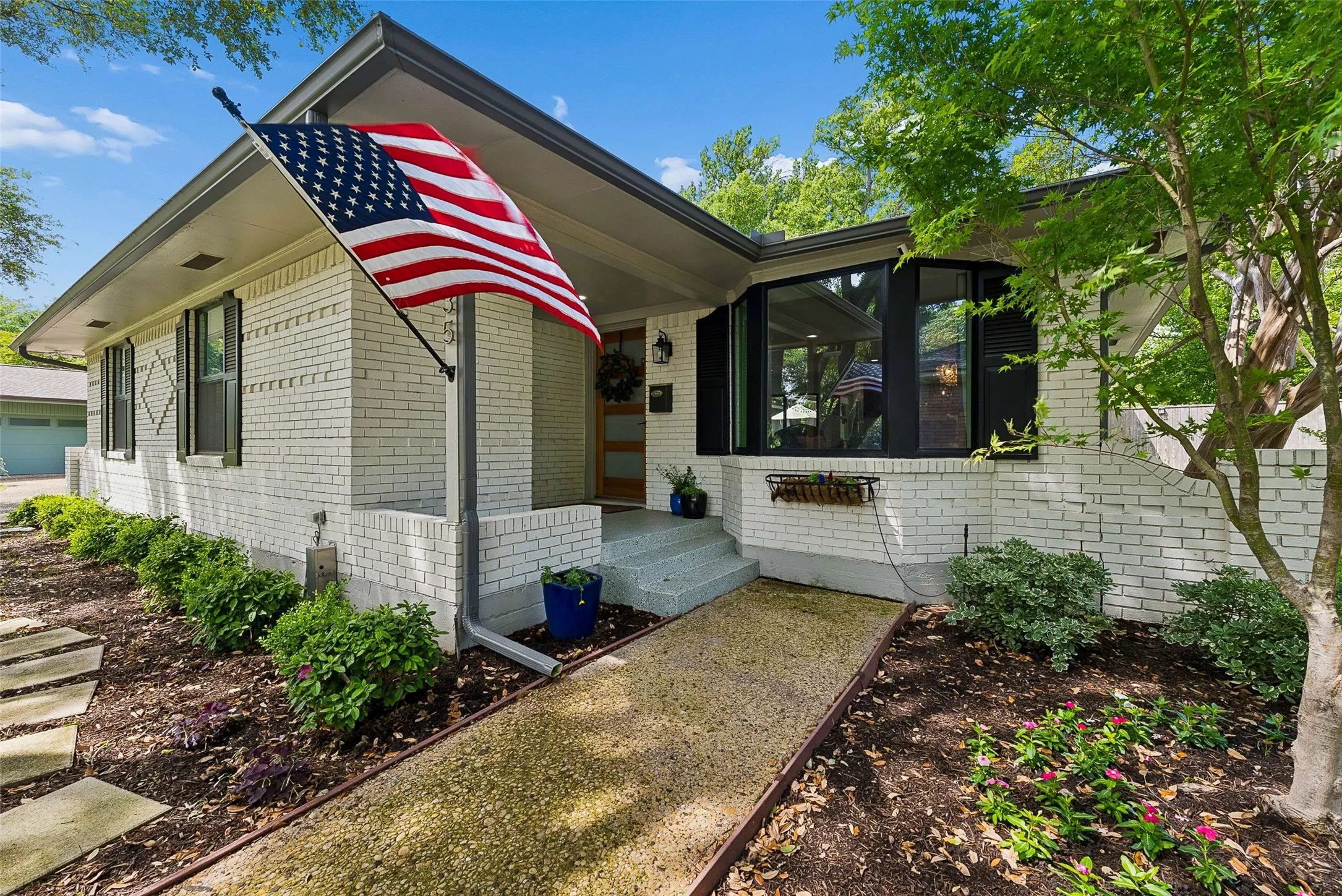 Single Family Residence For Sale in Dallas County , 6735 Kingsbury Drive, Dallas, Texas 75231, 4 Bedroom, 3 Bathroom, 2 Garage spaces, 2,512 Sqft, built in 1962, Preowned, mls#21239099, Real Estate Agent in Dallas, Homes For Sale in Dallas county, Homes For Sale in Dallas, Realtor in Dallas Texas, Real Estate Brokerage Independent Realty Texas, Luminita Cordes Realtor