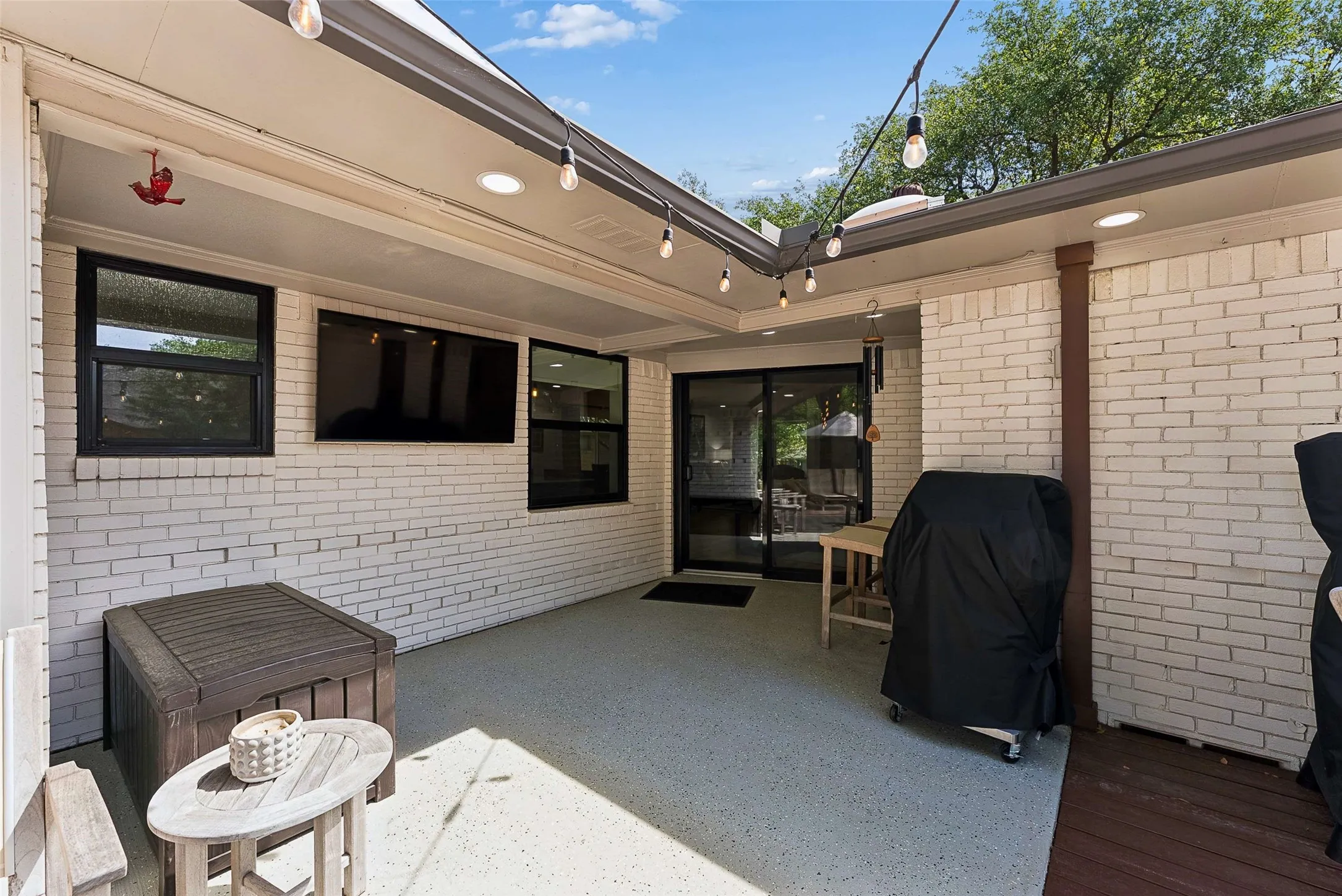 Single Family Residence For Sale in Dallas County , 6735 Kingsbury Drive, Dallas, Texas 75231, 4 Bedroom, 3 Bathroom, 2 Garage spaces, 2,512 Sqft, built in 1962, Preowned, mls#21239099, Real Estate Agent in Dallas, Homes For Sale in Dallas county, Homes For Sale in Dallas, Realtor in Dallas Texas, Real Estate Brokerage Independent Realty Texas, Luminita Cordes Realtor