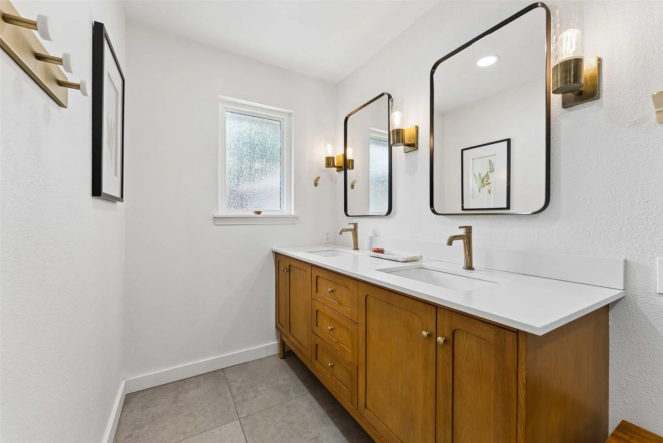 Single Family Residence For Sale in Dallas County , 6735 Kingsbury Drive, Dallas, Texas 75231, 4 Bedroom, 3 Bathroom, 2 Garage spaces, 2,512 Sqft, built in 1962, Preowned, mls#21239099, Real Estate Agent in Dallas, Homes For Sale in Dallas county, Homes For Sale in Dallas, Realtor in Dallas Texas, Real Estate Brokerage Independent Realty Texas, Luminita Cordes Realtor