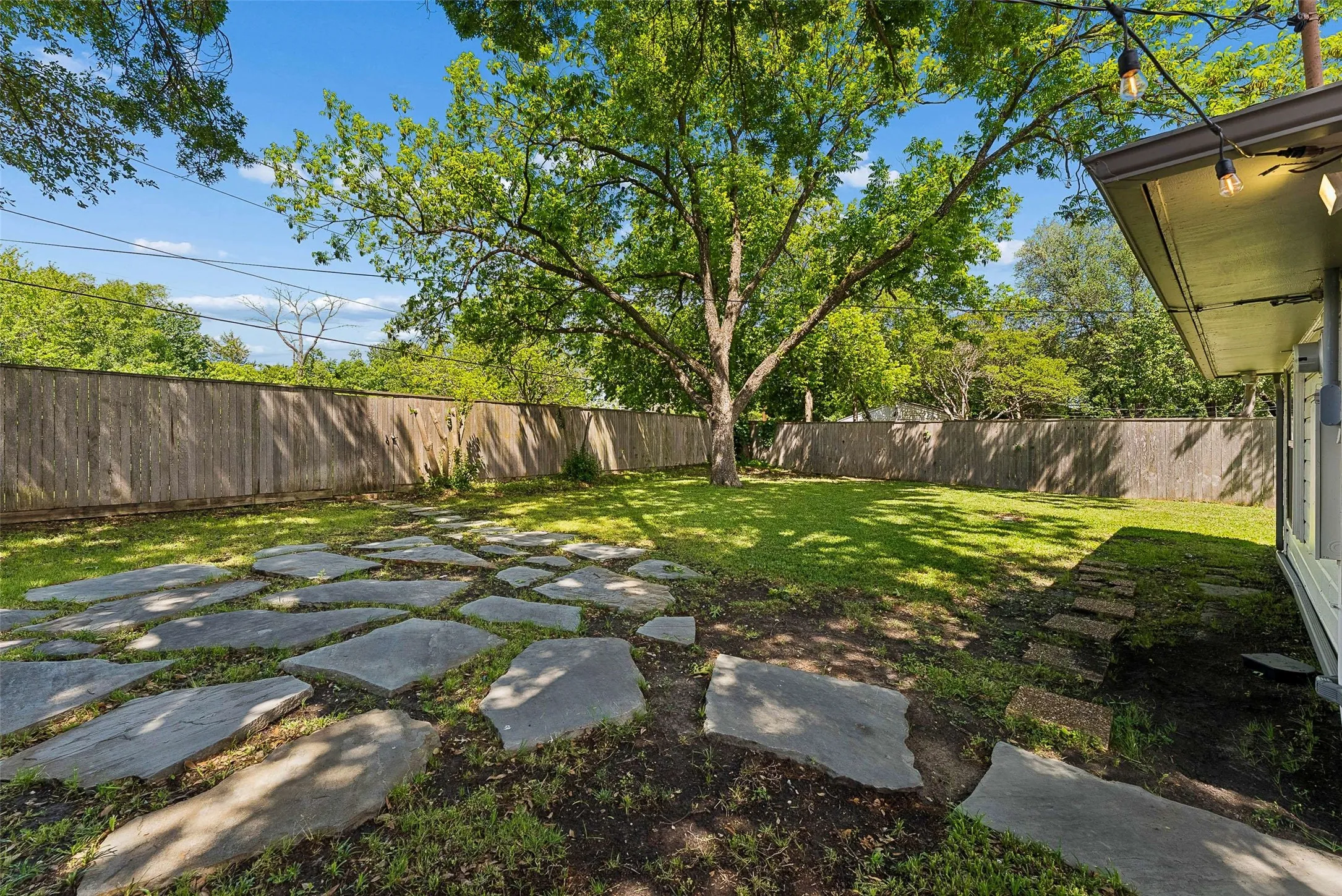 Single Family Residence For Sale in Dallas County , 6735 Kingsbury Drive, Dallas, Texas 75231, 4 Bedroom, 3 Bathroom, 2 Garage spaces, 2,512 Sqft, built in 1962, Preowned, mls#21239099, Real Estate Agent in Dallas, Homes For Sale in Dallas county, Homes For Sale in Dallas, Realtor in Dallas Texas, Real Estate Brokerage Independent Realty Texas, Luminita Cordes Realtor