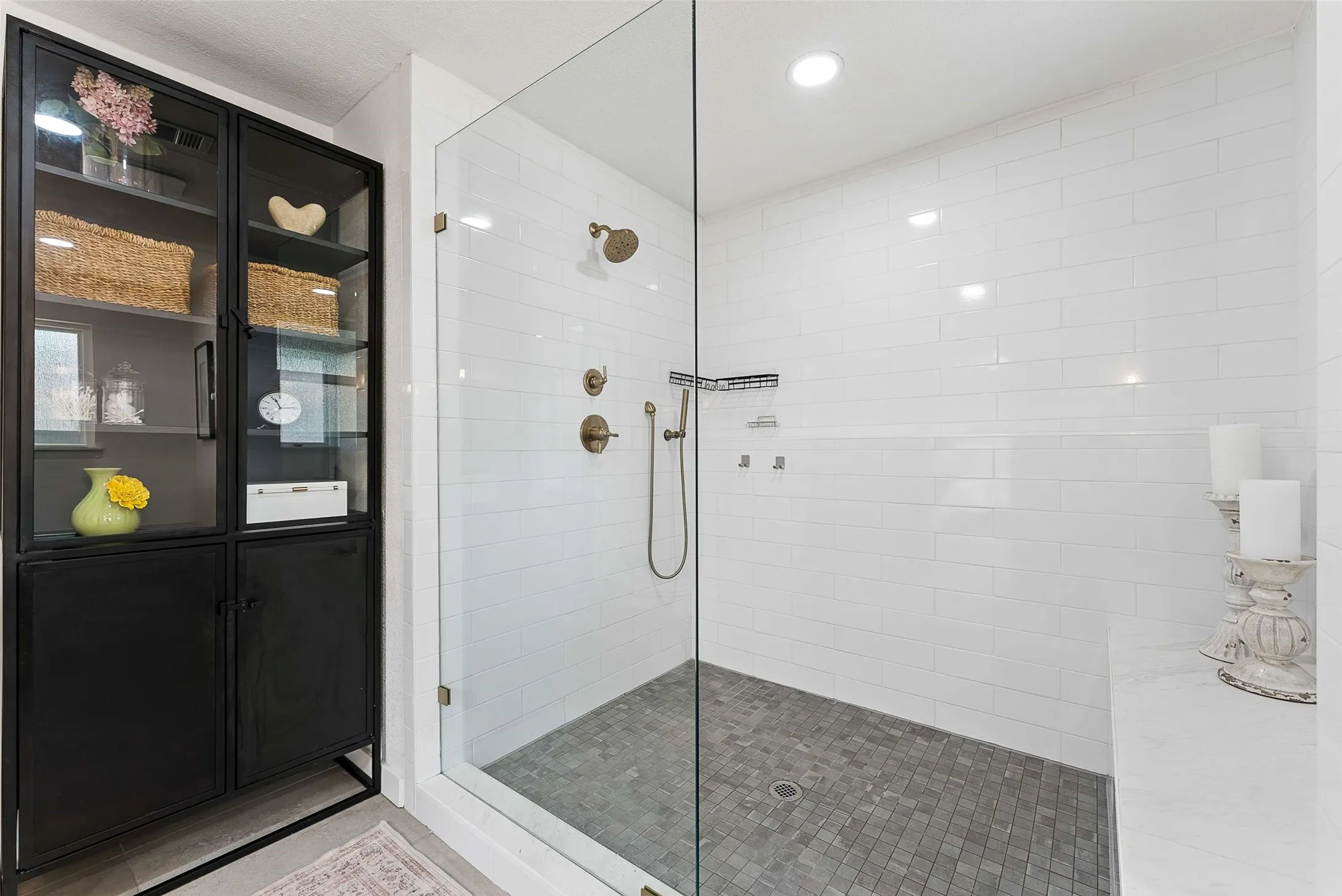 Single Family Residence For Sale in Dallas County , 6735 Kingsbury Drive, Dallas, Texas 75231, 4 Bedroom, 3 Bathroom, 2 Garage spaces, 2,512 Sqft, built in 1962, Preowned, mls#21239099, Real Estate Agent in Dallas, Homes For Sale in Dallas county, Homes For Sale in Dallas, Realtor in Dallas Texas, Real Estate Brokerage Independent Realty Texas, Luminita Cordes Realtor