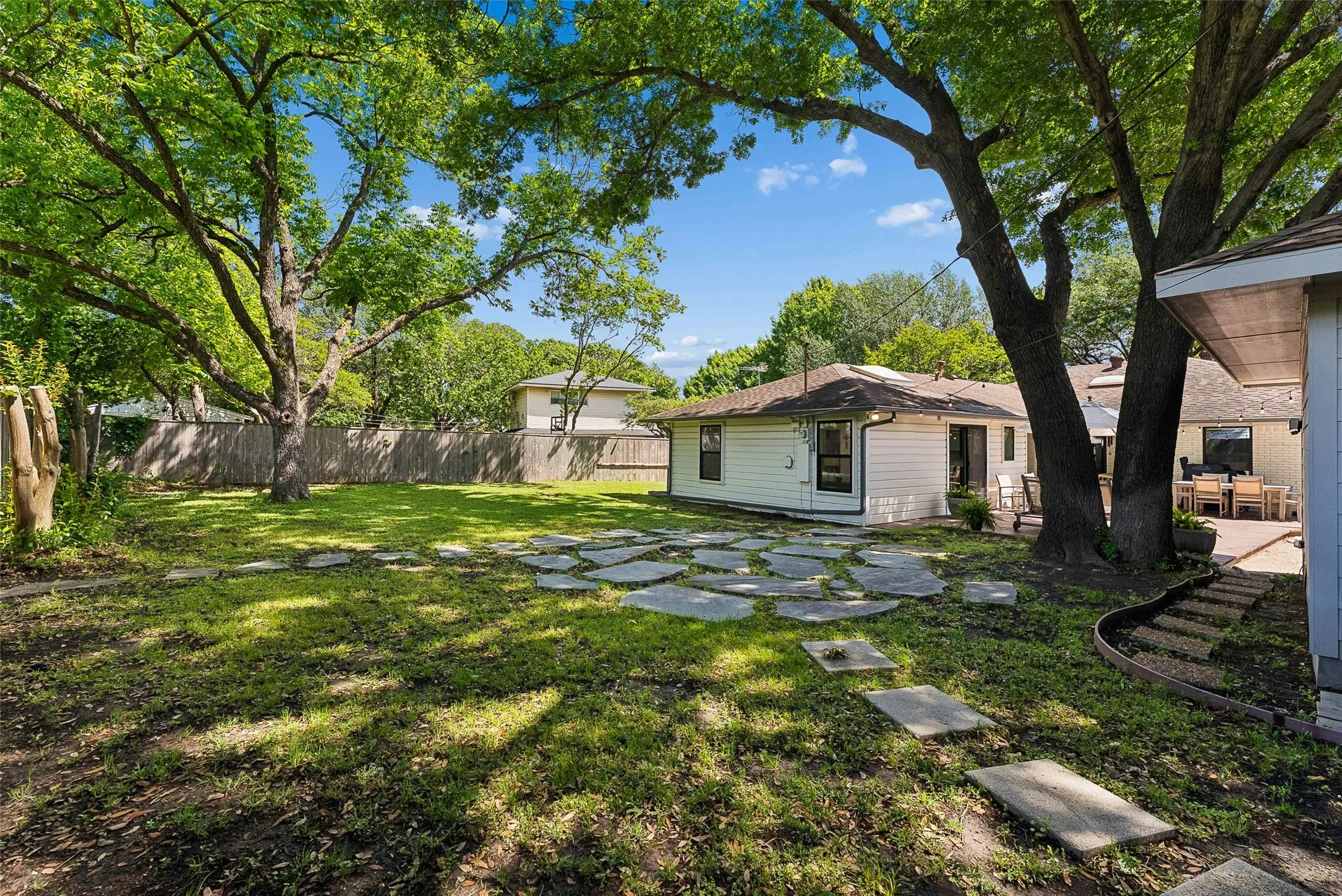 Single Family Residence For Sale in Dallas County , 6735 Kingsbury Drive, Dallas, Texas 75231, 4 Bedroom, 3 Bathroom, 2 Garage spaces, 2,512 Sqft, built in 1962, Preowned, mls#21239099, Real Estate Agent in Dallas, Homes For Sale in Dallas county, Homes For Sale in Dallas, Realtor in Dallas Texas, Real Estate Brokerage Independent Realty Texas, Luminita Cordes Realtor