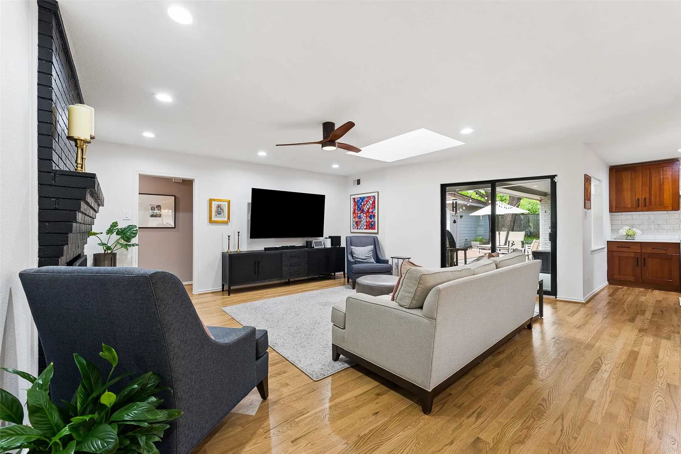 Single Family Residence For Sale in Dallas County , 6735 Kingsbury Drive, Dallas, Texas 75231, 4 Bedroom, 3 Bathroom, 2 Garage spaces, 2,512 Sqft, built in 1962, Preowned, mls#21239099, Real Estate Agent in Dallas, Homes For Sale in Dallas county, Homes For Sale in Dallas, Realtor in Dallas Texas, Real Estate Brokerage Independent Realty Texas, Luminita Cordes Realtor