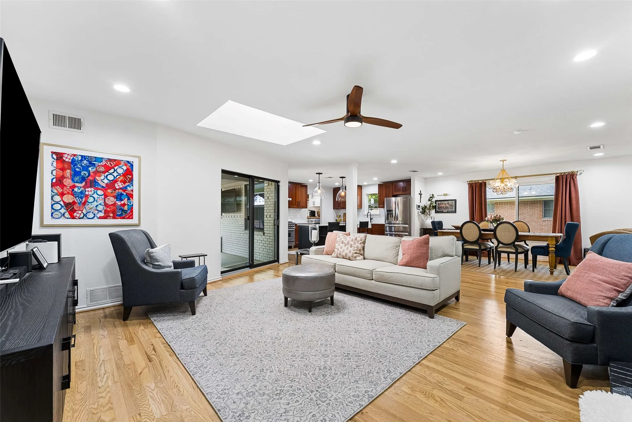 Single Family Residence For Sale in Dallas County , 6735 Kingsbury Drive, Dallas, Texas 75231, 4 Bedroom, 3 Bathroom, 2 Garage spaces, 2,512 Sqft, built in 1962, Preowned, mls#21239099, Real Estate Agent in Dallas, Homes For Sale in Dallas county, Homes For Sale in Dallas, Realtor in Dallas Texas, Real Estate Brokerage Independent Realty Texas, Luminita Cordes Realtor