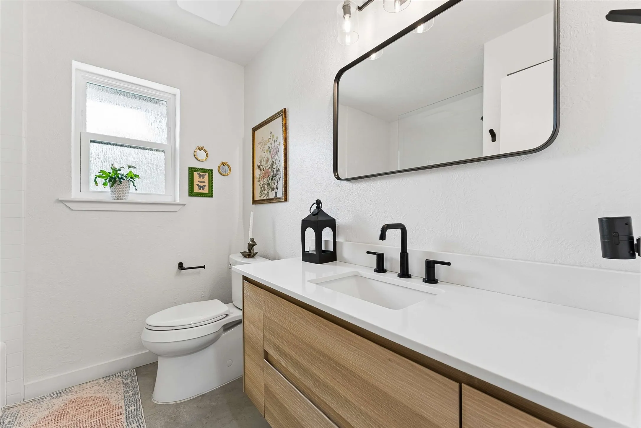 Secondary bath with Tub