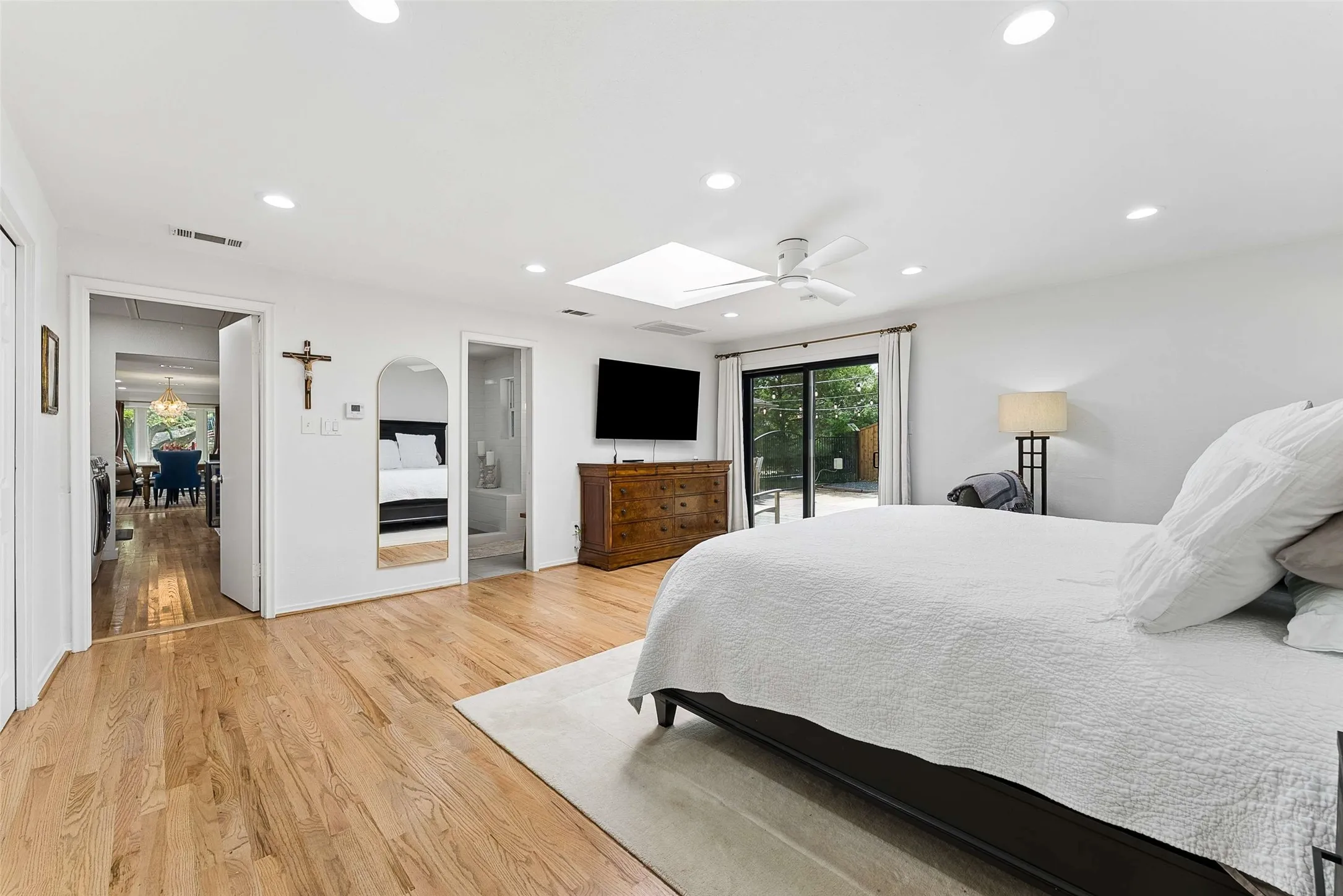 Single Family Residence For Sale in Dallas County , 6735 Kingsbury Drive, Dallas, Texas 75231, 4 Bedroom, 3 Bathroom, 2 Garage spaces, 2,512 Sqft, built in 1962, Preowned, mls#21239099, Real Estate Agent in Dallas, Homes For Sale in Dallas county, Homes For Sale in Dallas, Realtor in Dallas Texas, Real Estate Brokerage Independent Realty Texas, Luminita Cordes Realtor