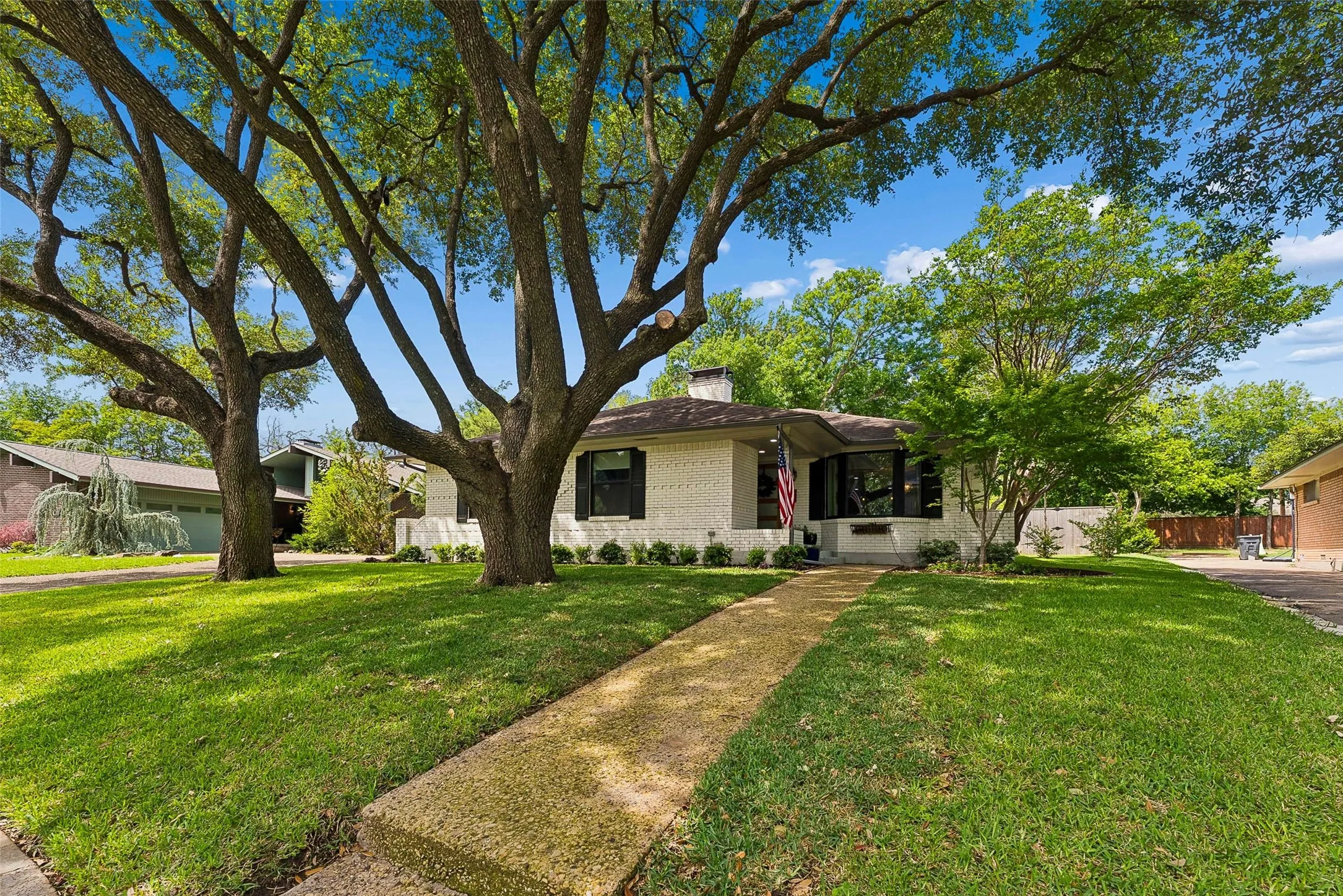 Single Family Residence For Sale in Dallas County , 6735 Kingsbury Drive, Dallas, Texas 75231, 4 Bedroom, 3 Bathroom, 2 Garage spaces, 2,512 Sqft, built in 1962, Preowned, mls#21239099, Real Estate Agent in Dallas, Homes For Sale in Dallas county, Homes For Sale in Dallas, Realtor in Dallas Texas, Real Estate Brokerage Independent Realty Texas, Luminita Cordes Realtor