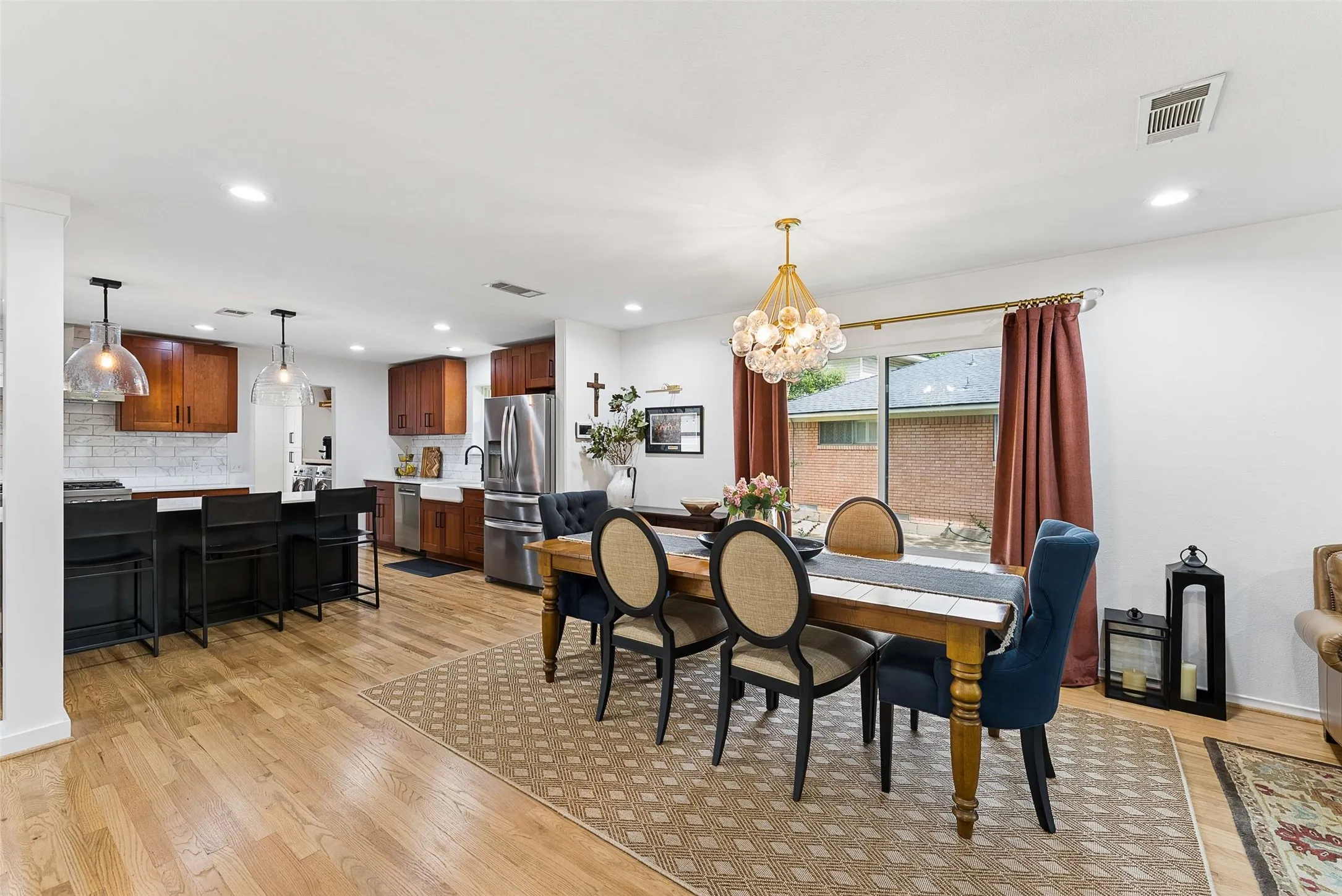 Single Family Residence For Sale in Dallas County , 6735 Kingsbury Drive, Dallas, Texas 75231, 4 Bedroom, 3 Bathroom, 2 Garage spaces, 2,512 Sqft, built in 1962, Preowned, mls#21239099, Real Estate Agent in Dallas, Homes For Sale in Dallas county, Homes For Sale in Dallas, Realtor in Dallas Texas, Real Estate Brokerage Independent Realty Texas, Luminita Cordes Realtor