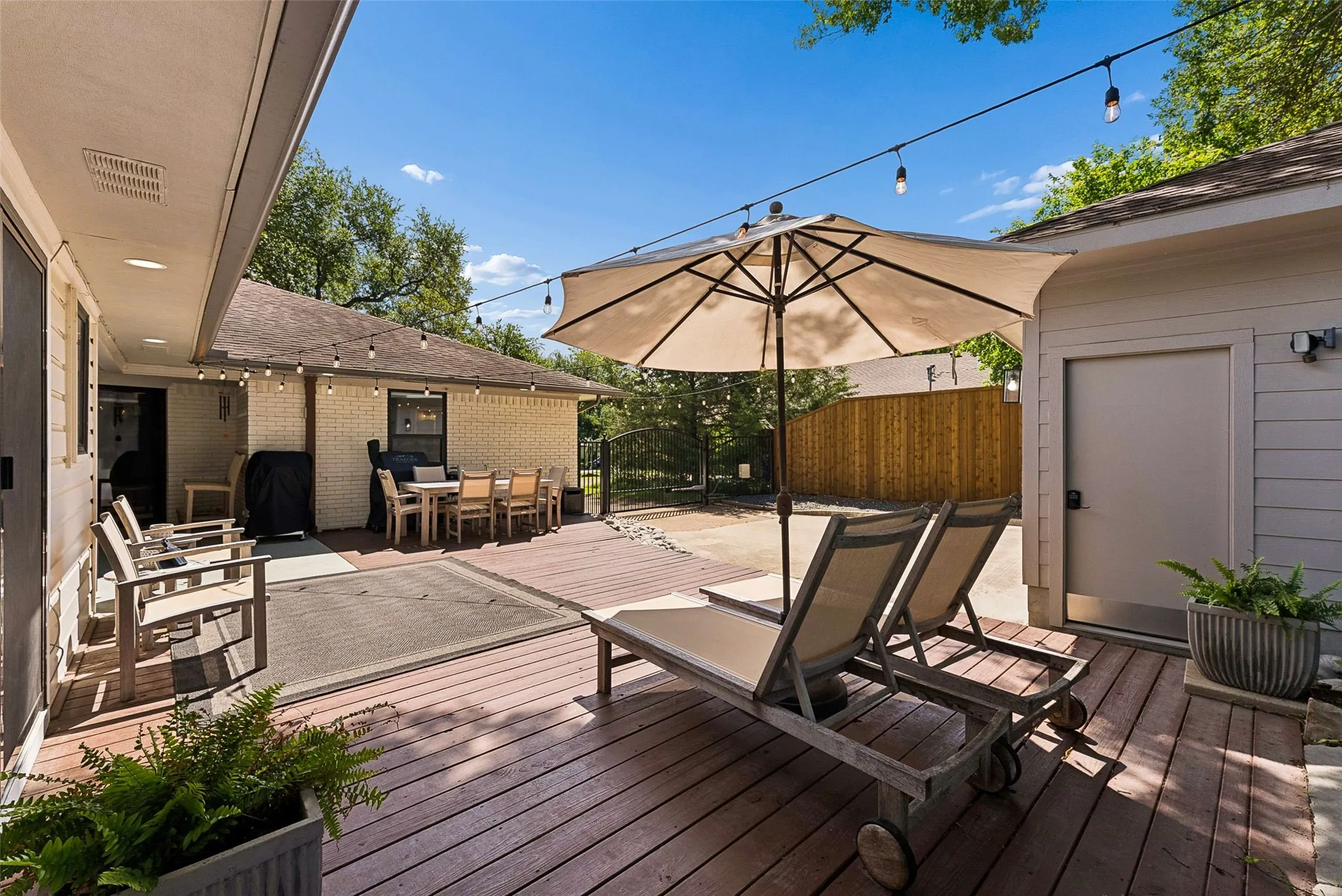 Single Family Residence For Sale in Dallas County , 6735 Kingsbury Drive, Dallas, Texas 75231, 4 Bedroom, 3 Bathroom, 2 Garage spaces, 2,512 Sqft, built in 1962, Preowned, mls#21239099, Real Estate Agent in Dallas, Homes For Sale in Dallas county, Homes For Sale in Dallas, Realtor in Dallas Texas, Real Estate Brokerage Independent Realty Texas, Luminita Cordes Realtor