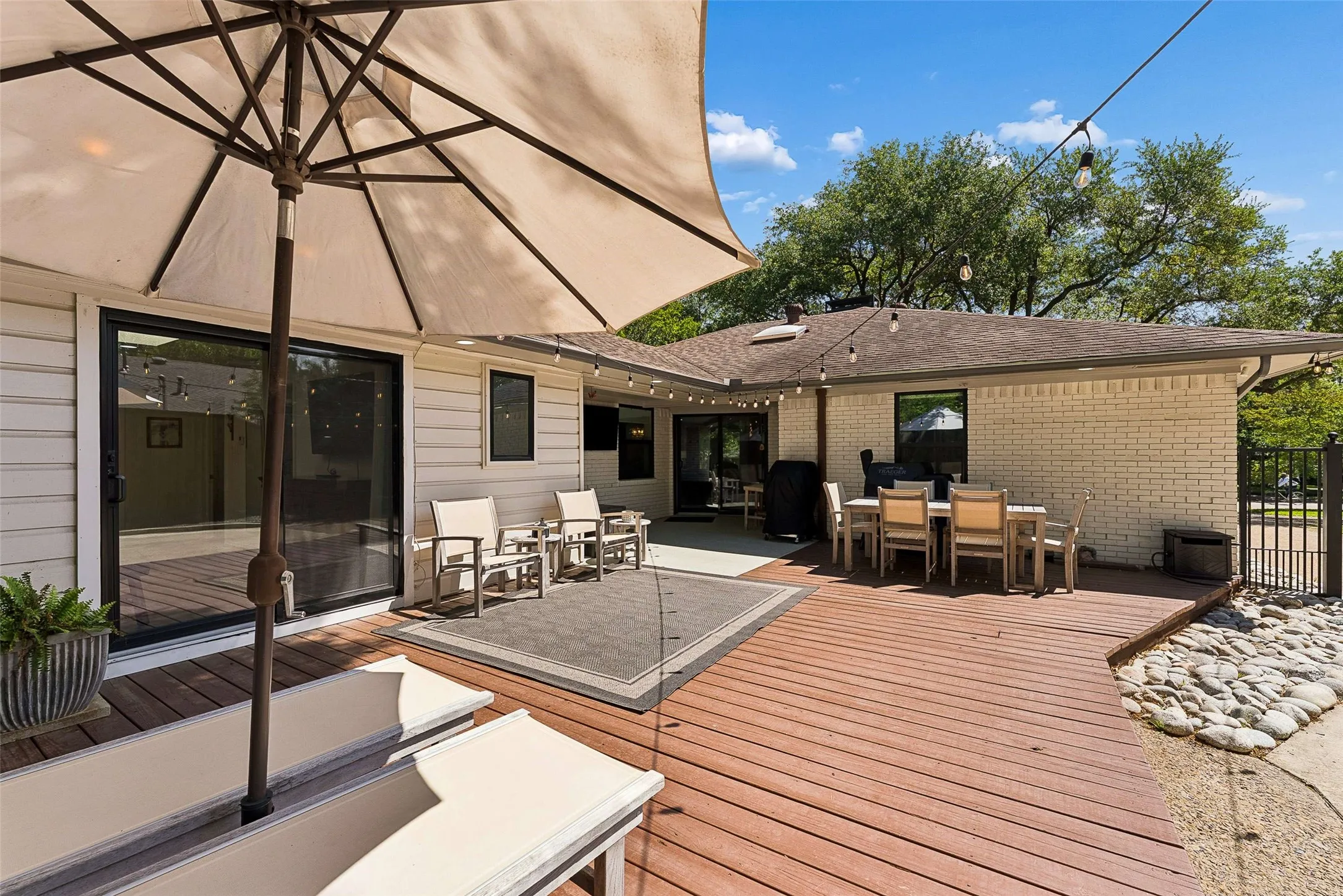 Single Family Residence For Sale in Dallas County , 6735 Kingsbury Drive, Dallas, Texas 75231, 4 Bedroom, 3 Bathroom, 2 Garage spaces, 2,512 Sqft, built in 1962, Preowned, mls#21239099, Real Estate Agent in Dallas, Homes For Sale in Dallas county, Homes For Sale in Dallas, Realtor in Dallas Texas, Real Estate Brokerage Independent Realty Texas, Luminita Cordes Realtor