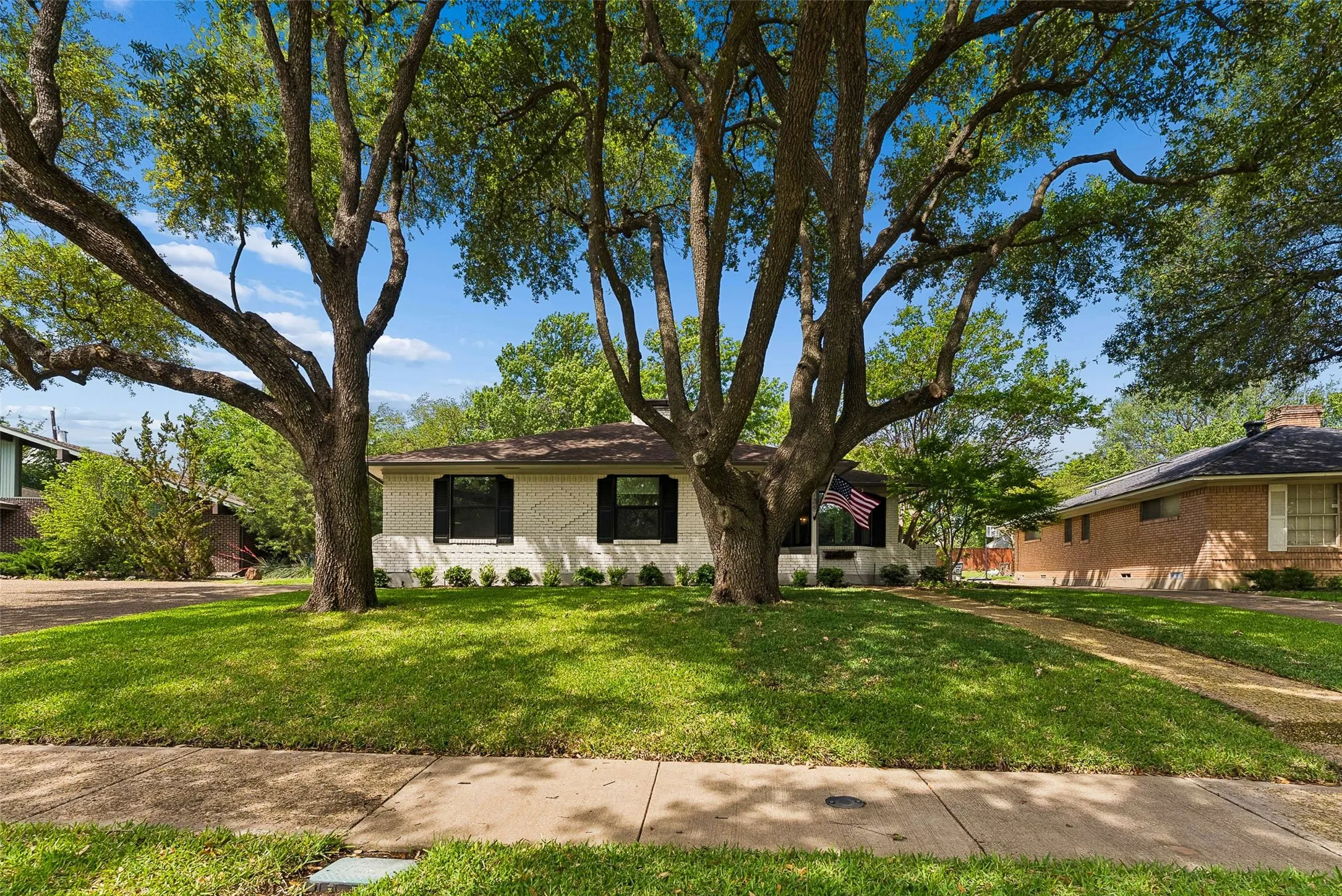 Single Family Residence For Sale in Dallas County , 6735 Kingsbury Drive, Dallas, Texas 75231, 4 Bedroom, 3 Bathroom, 2 Garage spaces, 2,512 Sqft, built in 1962, Preowned, mls#21239099, Real Estate Agent in Dallas, Homes For Sale in Dallas county, Homes For Sale in Dallas, Realtor in Dallas Texas, Real Estate Brokerage Independent Realty Texas, Luminita Cordes Realtor