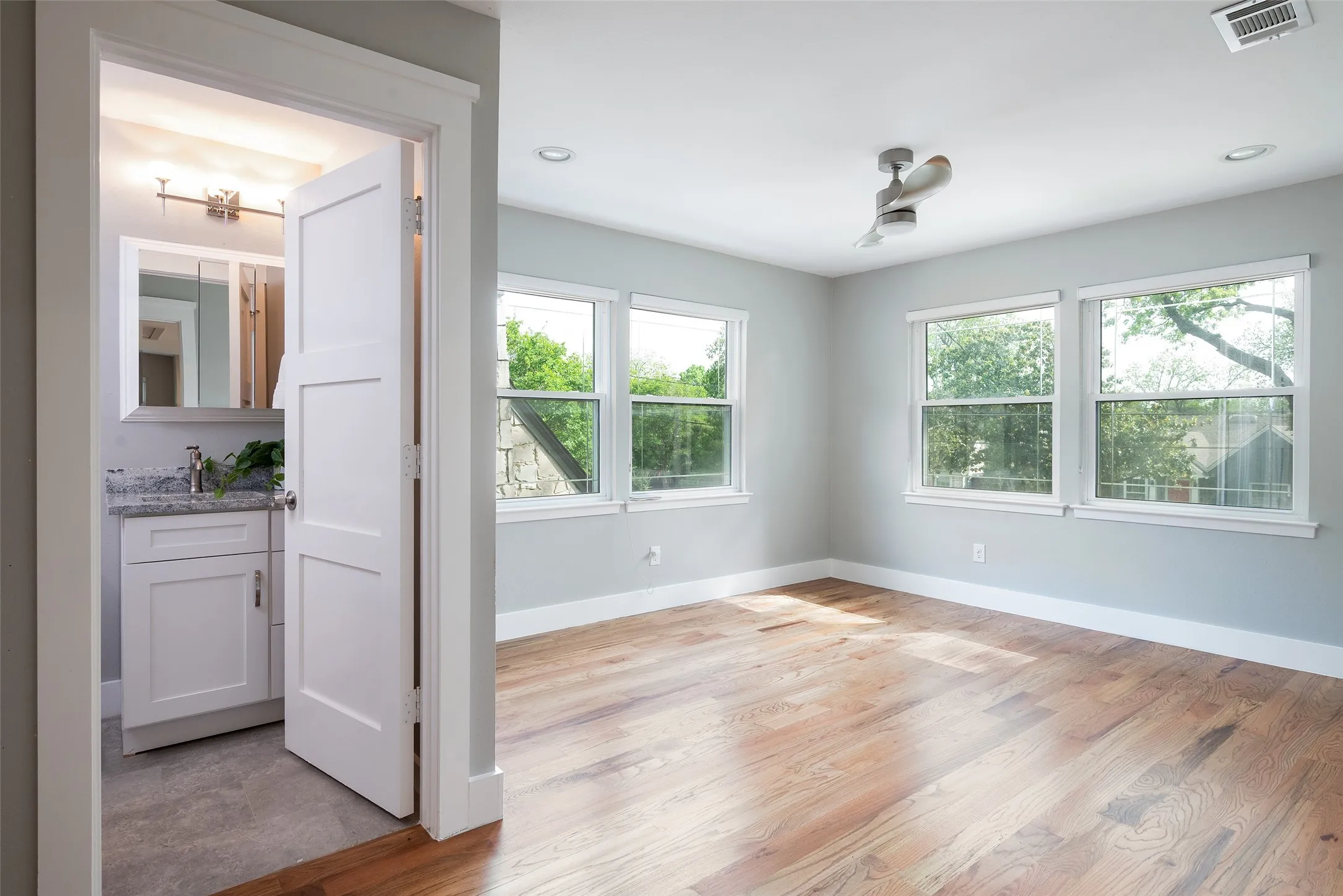Single Family Residence For Sale in Dallas County , 5120 Maple Springs Boulevard, Dallas, Texas 75235, 4 Bedroom, 4 Bathroom, 1 Garage spaces, 2,706 Sqft, built in 1936, Preowned, mls#21246155, Real Estate Agent in Dallas, Homes For Sale in Dallas county, Homes For Sale in Dallas, Realtor in Dallas Texas, Real Estate Brokerage Independent Realty Texas, Luminita Cordes Realtor