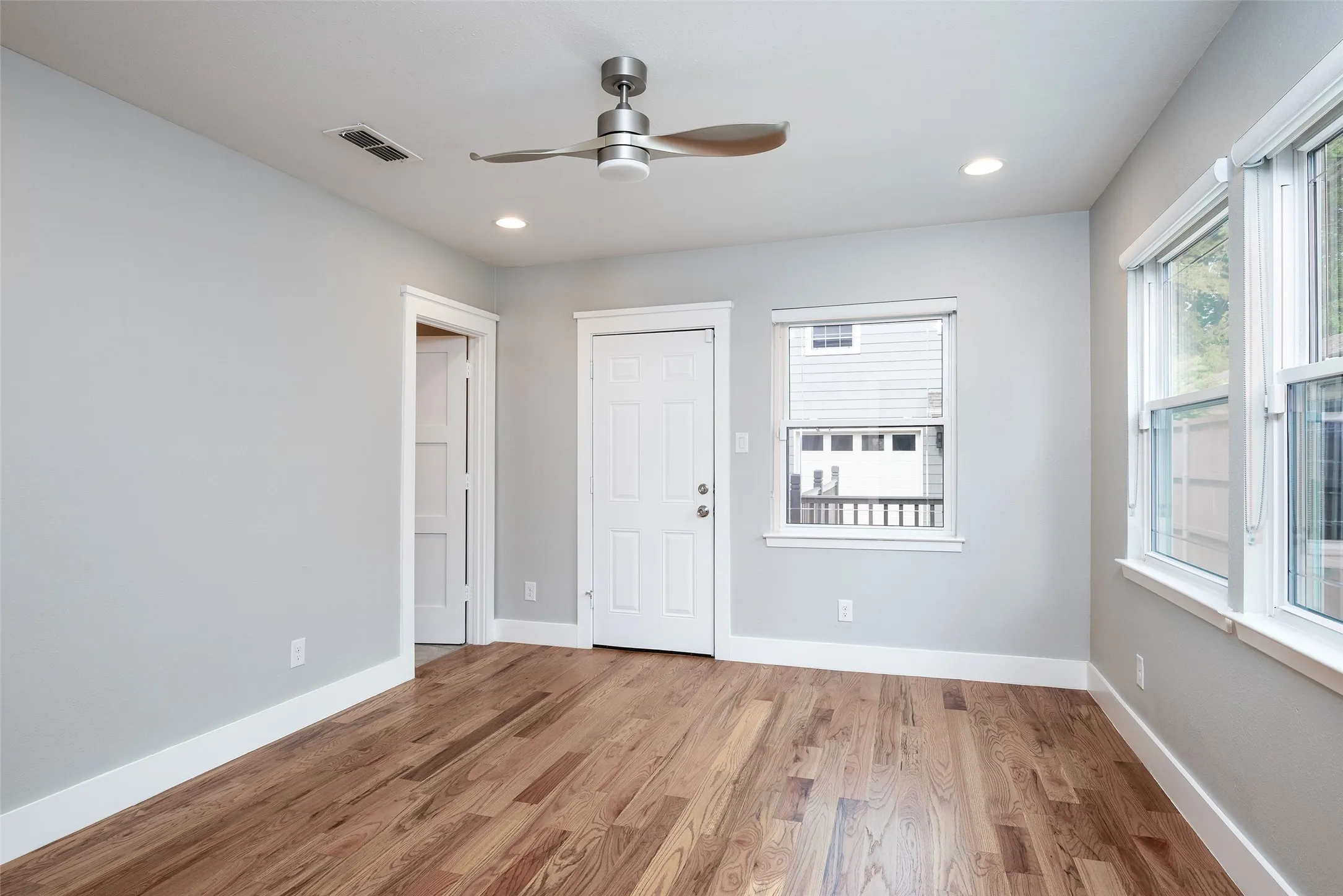 Single Family Residence For Sale in Dallas County , 5120 Maple Springs Boulevard, Dallas, Texas 75235, 4 Bedroom, 4 Bathroom, 1 Garage spaces, 2,706 Sqft, built in 1936, Preowned, mls#21246155, Real Estate Agent in Dallas, Homes For Sale in Dallas county, Homes For Sale in Dallas, Realtor in Dallas Texas, Real Estate Brokerage Independent Realty Texas, Luminita Cordes Realtor