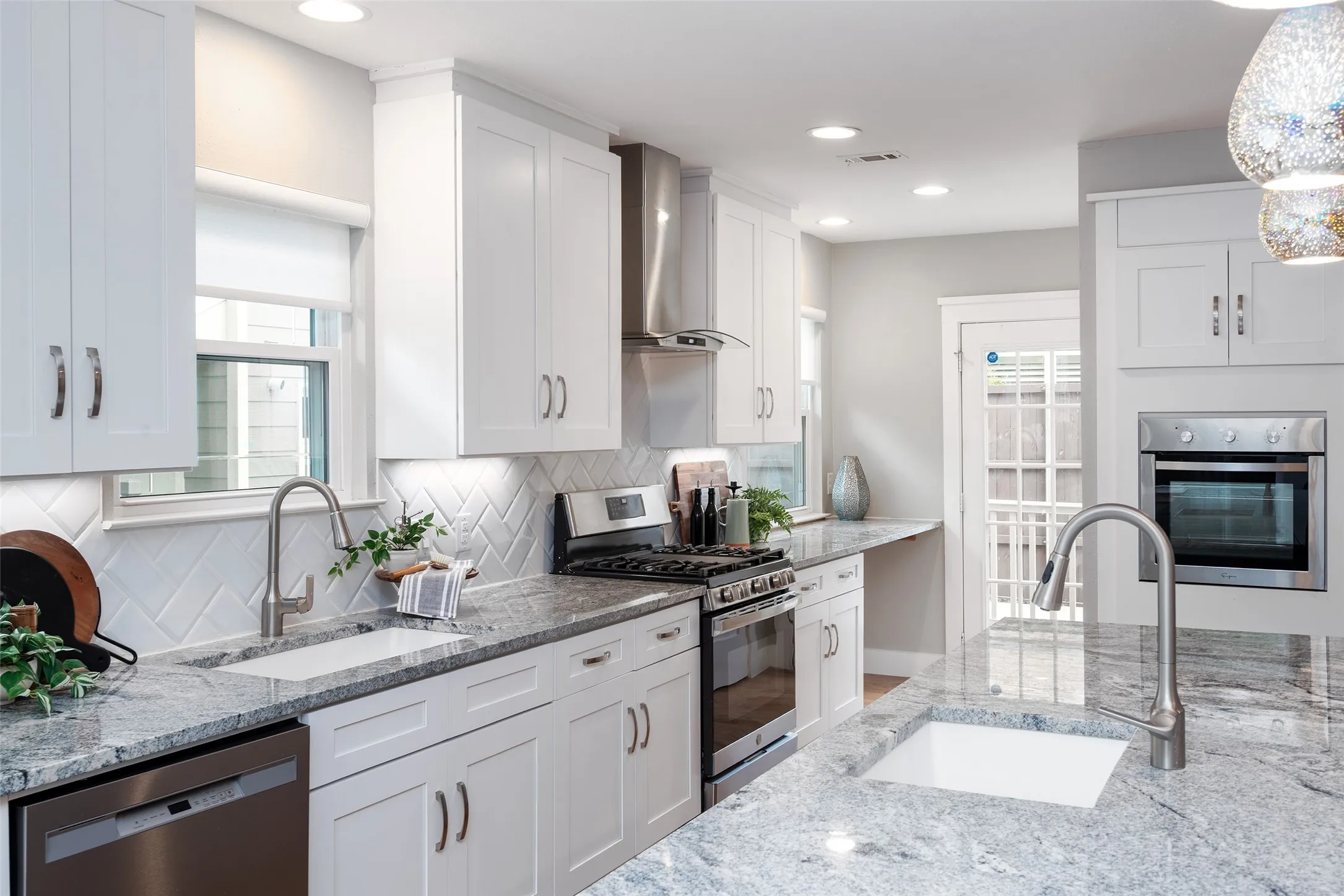 Single Family Residence For Sale in Dallas County , 5120 Maple Springs Boulevard, Dallas, Texas 75235, 4 Bedroom, 4 Bathroom, 1 Garage spaces, 2,706 Sqft, built in 1936, Preowned, mls#21246155, Real Estate Agent in Dallas, Homes For Sale in Dallas county, Homes For Sale in Dallas, Realtor in Dallas Texas, Real Estate Brokerage Independent Realty Texas, Luminita Cordes Realtor