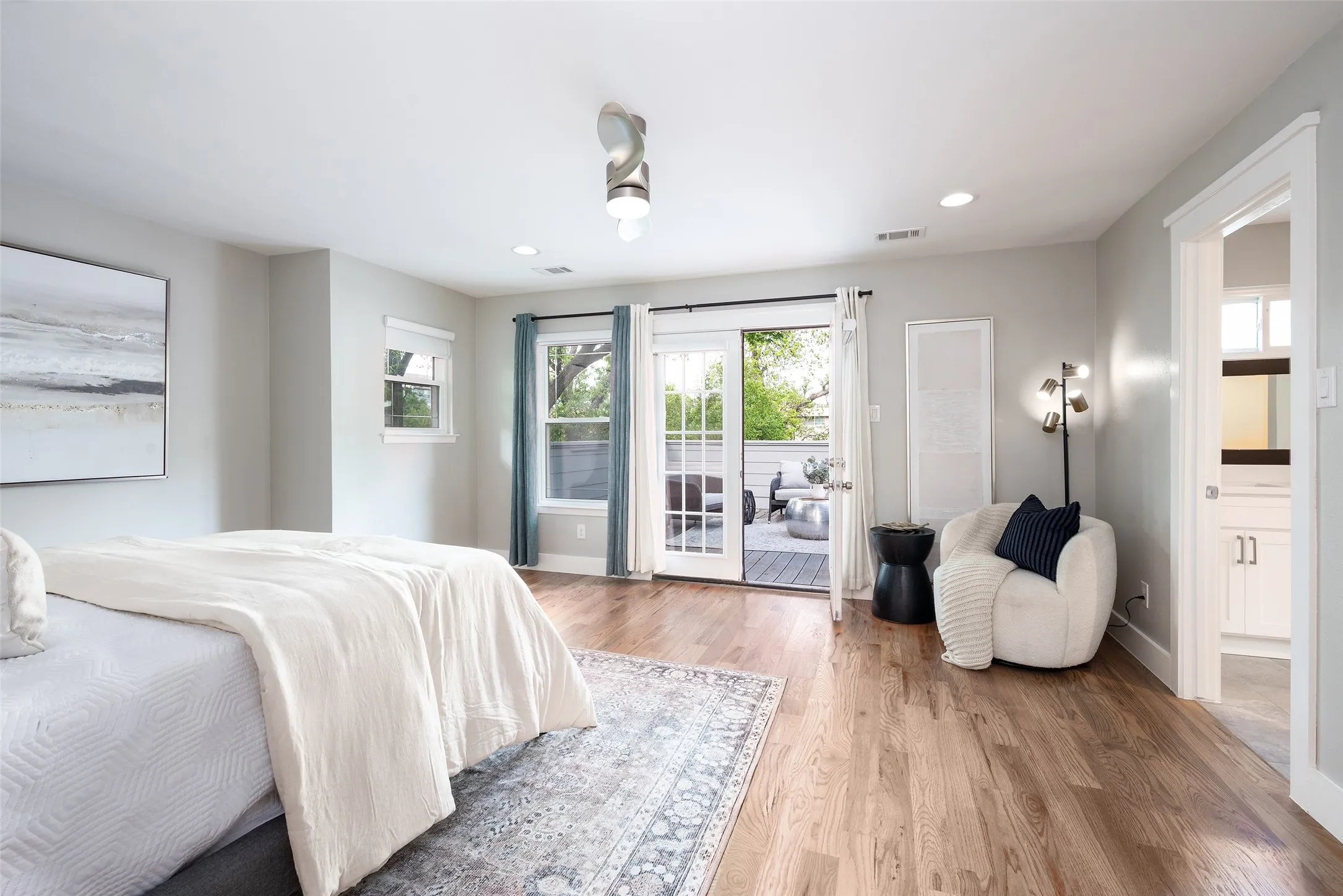 Single Family Residence For Sale in Dallas County , 5120 Maple Springs Boulevard, Dallas, Texas 75235, 4 Bedroom, 4 Bathroom, 1 Garage spaces, 2,706 Sqft, built in 1936, Preowned, mls#21246155, Real Estate Agent in Dallas, Homes For Sale in Dallas county, Homes For Sale in Dallas, Realtor in Dallas Texas, Real Estate Brokerage Independent Realty Texas, Luminita Cordes Realtor
