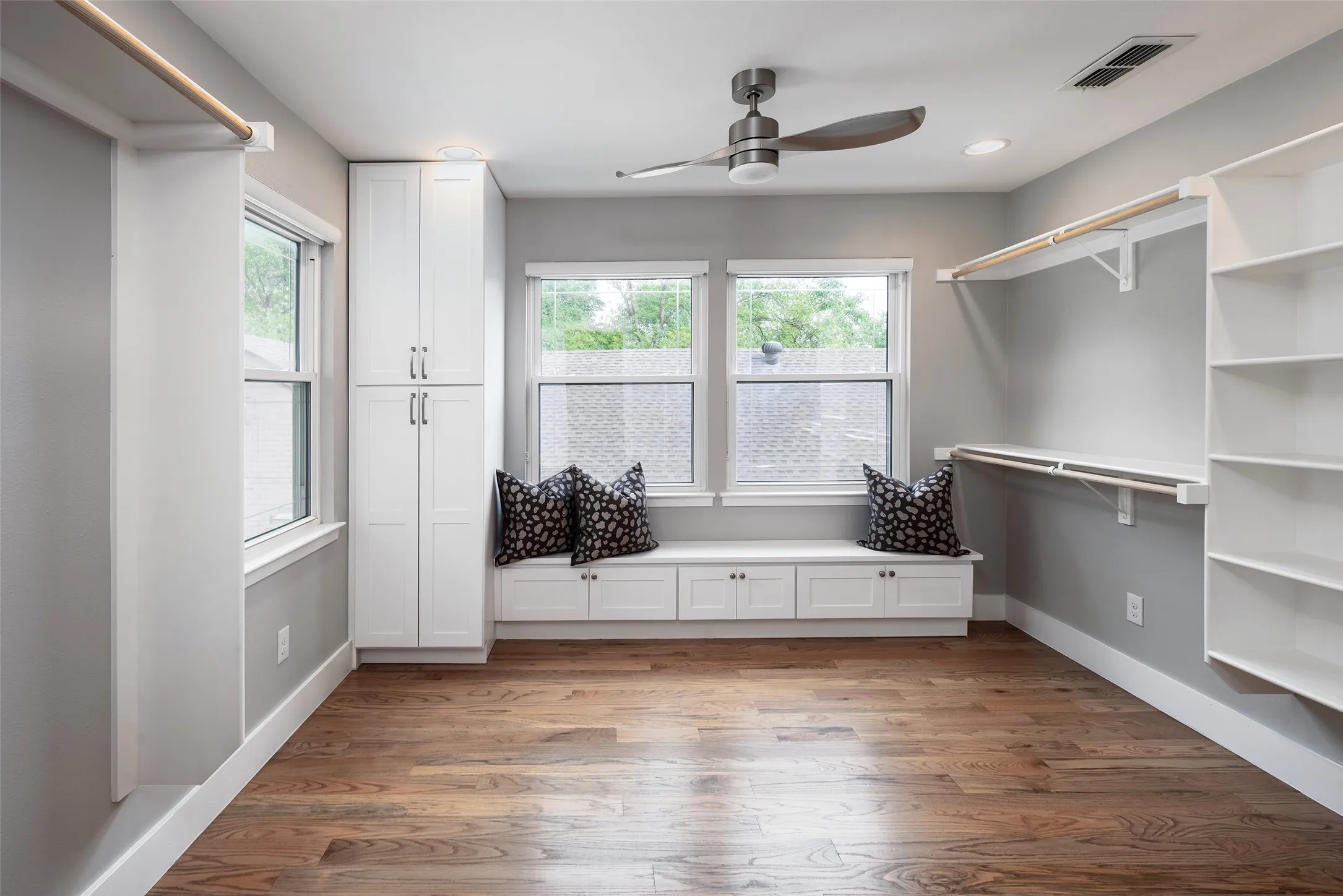 Single Family Residence For Sale in Dallas County , 5120 Maple Springs Boulevard, Dallas, Texas 75235, 4 Bedroom, 4 Bathroom, 1 Garage spaces, 2,706 Sqft, built in 1936, Preowned, mls#21246155, Real Estate Agent in Dallas, Homes For Sale in Dallas county, Homes For Sale in Dallas, Realtor in Dallas Texas, Real Estate Brokerage Independent Realty Texas, Luminita Cordes Realtor