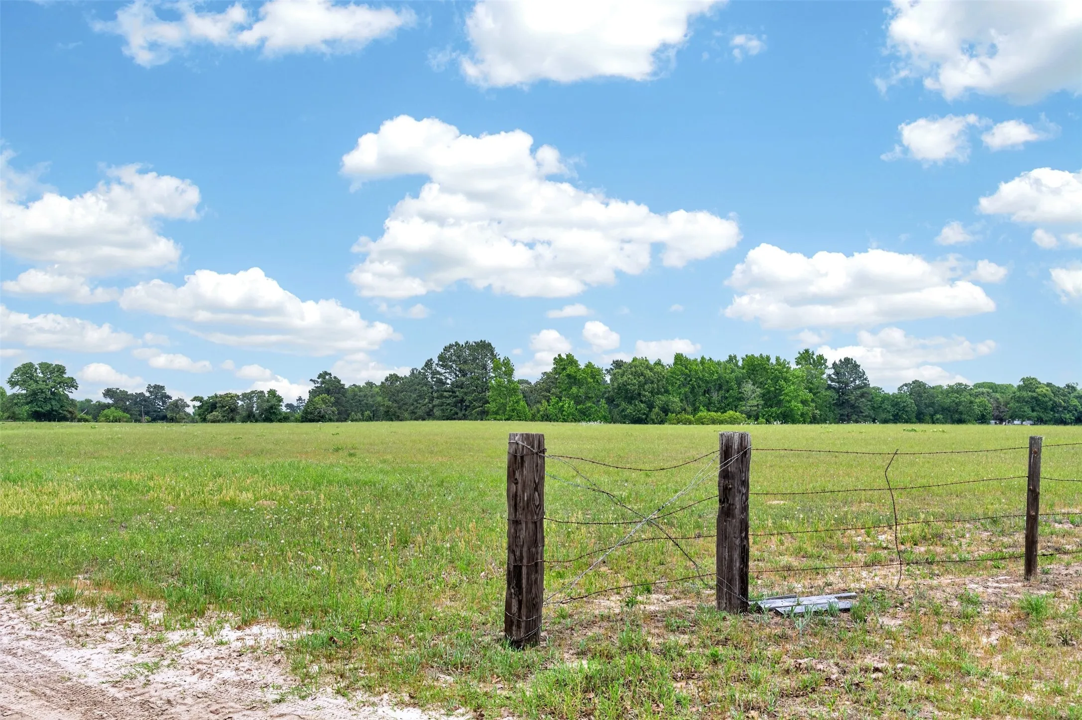 Single Family Residence For Sale in Henderson County , 7601 CR 3700, Murchison, Texas 75778, 3 Bedroom, 3 Bathroom, Garage spaces, 1,776 Sqft, built in 2008, Preowned, mls#21245281, Real Estate Agent in Murchison, Homes For Sale in Henderson county, Homes For Sale in Murchison, Realtor in Murchison Texas, Real Estate Brokerage Independent Realty Texas, Luminita Cordes Realtor