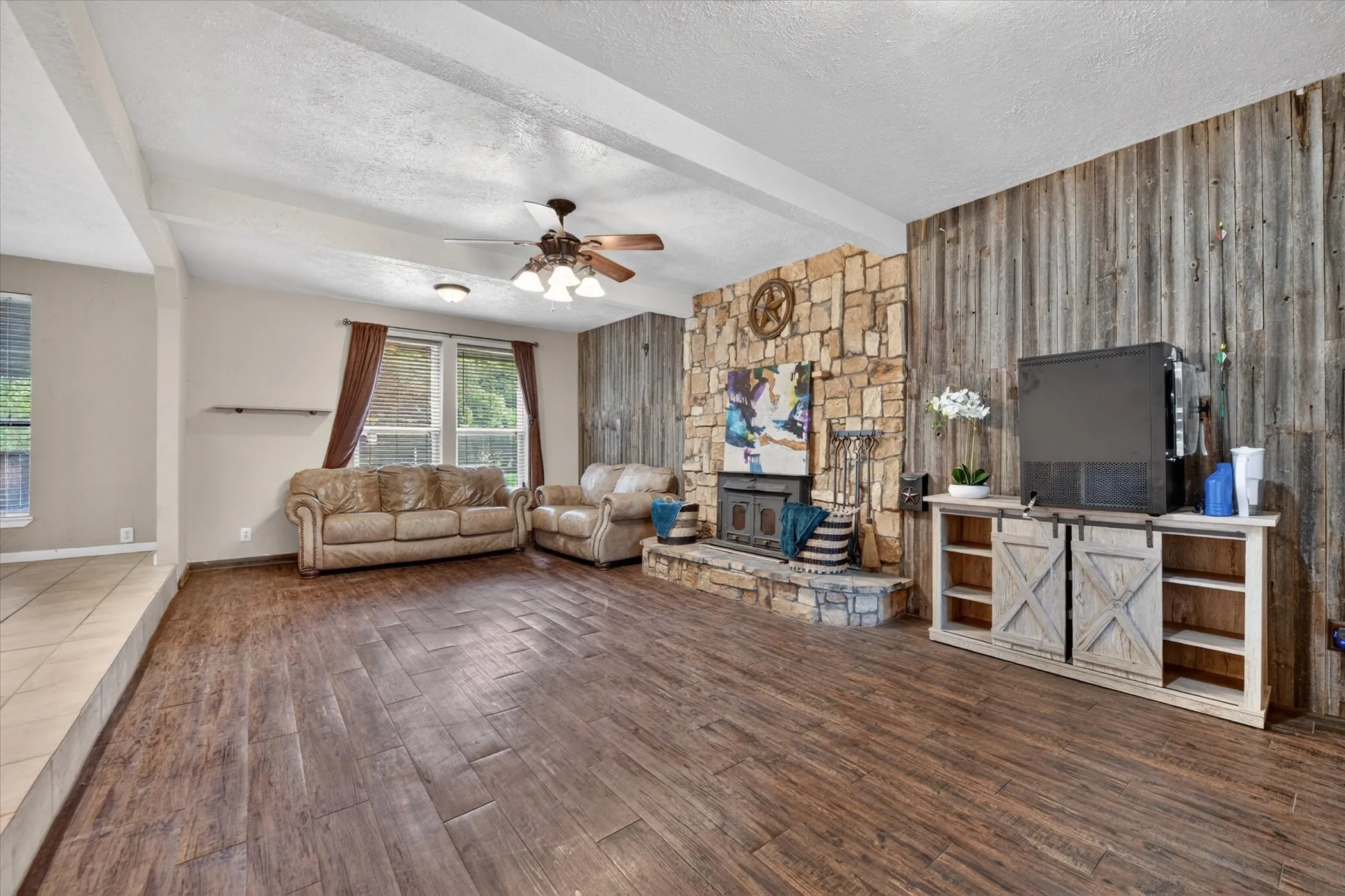 Single Family Residence For Sale in Wise County , 1276 County Road 1480, Alvord, Texas 76225, 3 Bedroom, 2 Bathroom, Garage spaces, 2,388 Sqft, built in 1982, mls#21242646, Real Estate Agent in Alvord, Homes For Sale in Wise county, Homes For Sale in Alvord, Realtor in Alvord Texas, Real Estate Brokerage Independent Realty Texas, Luminita Cordes Realtor