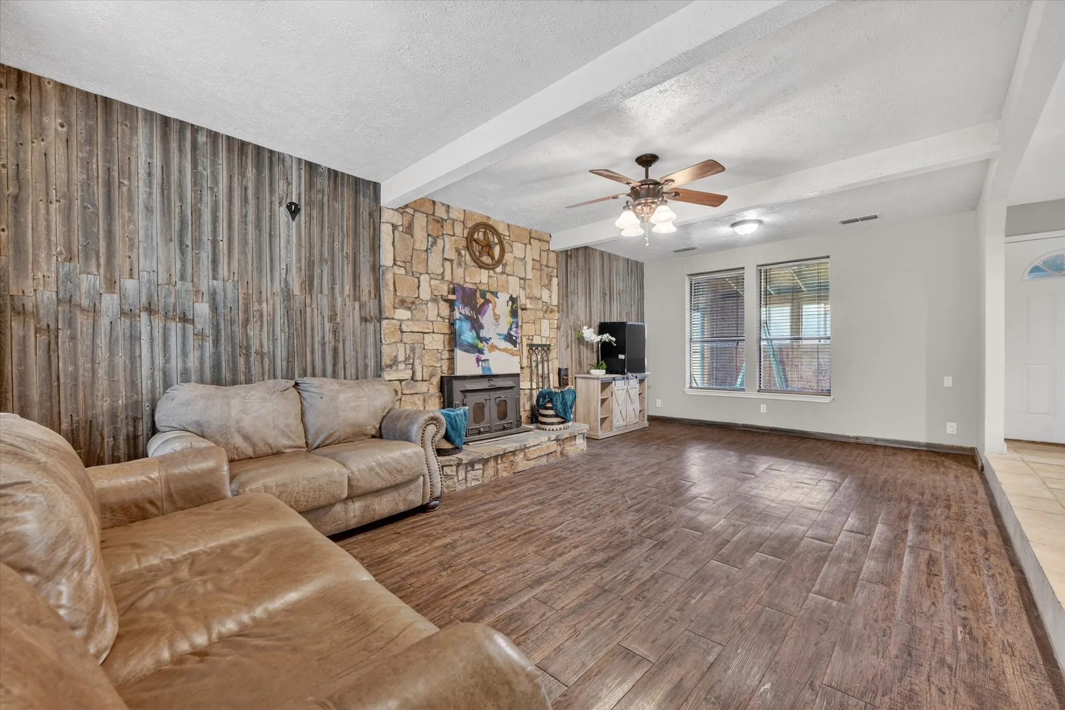 Single Family Residence For Sale in Wise County , 1276 County Road 1480, Alvord, Texas 76225, 3 Bedroom, 2 Bathroom, Garage spaces, 2,388 Sqft, built in 1982, mls#21242646, Real Estate Agent in Alvord, Homes For Sale in Wise county, Homes For Sale in Alvord, Realtor in Alvord Texas, Real Estate Brokerage Independent Realty Texas, Luminita Cordes Realtor
