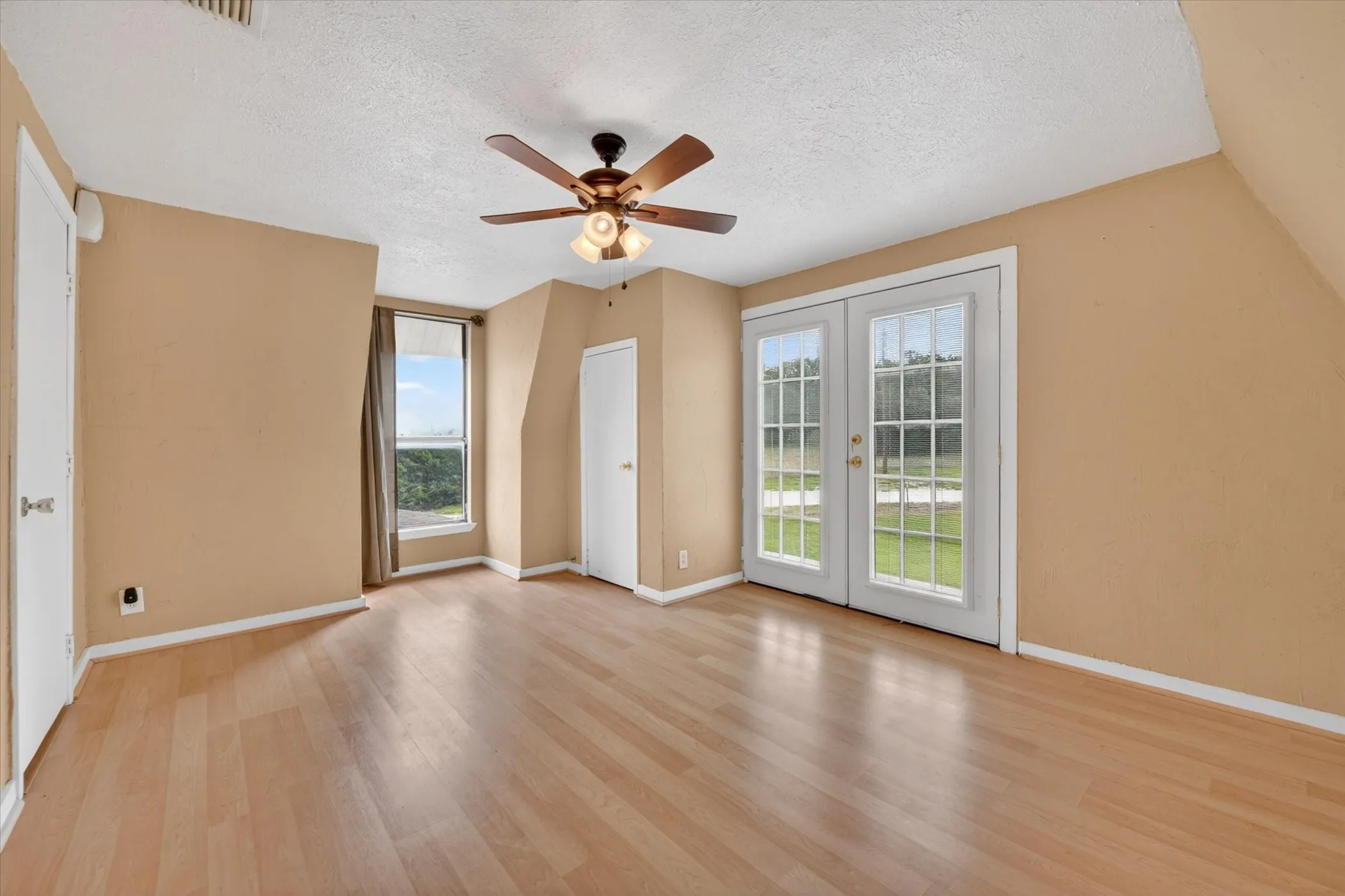 Single Family Residence For Sale in Wise County , 1276 County Road 1480, Alvord, Texas 76225, 3 Bedroom, 2 Bathroom, Garage spaces, 2,388 Sqft, built in 1982, mls#21242646, Real Estate Agent in Alvord, Homes For Sale in Wise county, Homes For Sale in Alvord, Realtor in Alvord Texas, Real Estate Brokerage Independent Realty Texas, Luminita Cordes Realtor