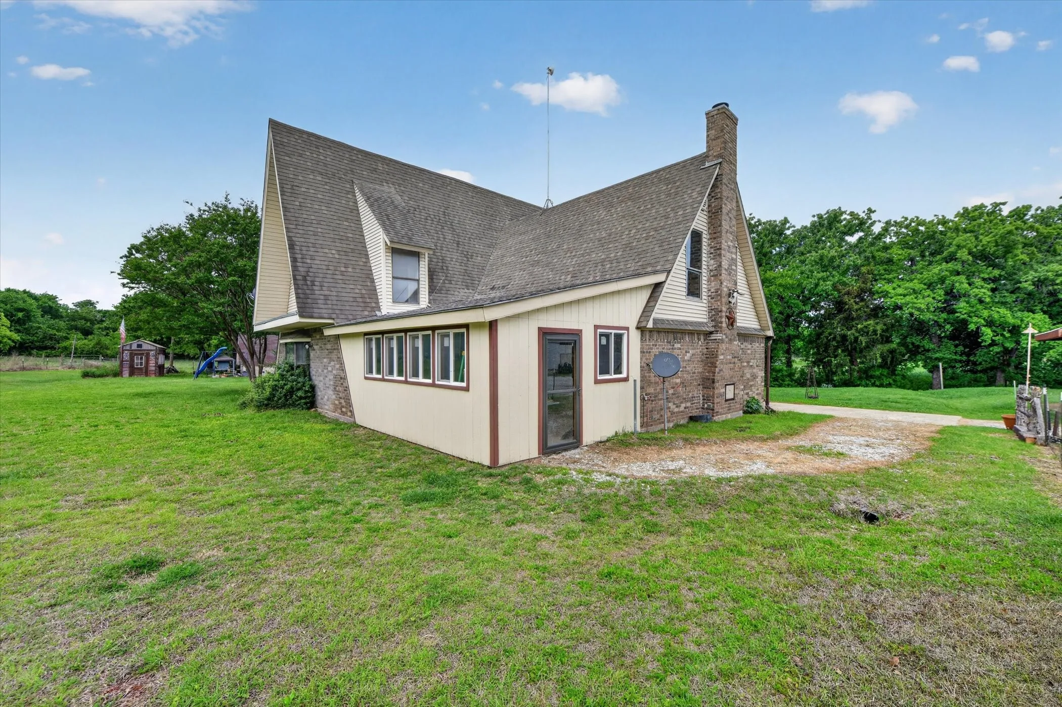 Single Family Residence For Sale in Wise County , 1276 County Road 1480, Alvord, Texas 76225, 3 Bedroom, 2 Bathroom, Garage spaces, 2,388 Sqft, built in 1982, mls#21242646, Real Estate Agent in Alvord, Homes For Sale in Wise county, Homes For Sale in Alvord, Realtor in Alvord Texas, Real Estate Brokerage Independent Realty Texas, Luminita Cordes Realtor