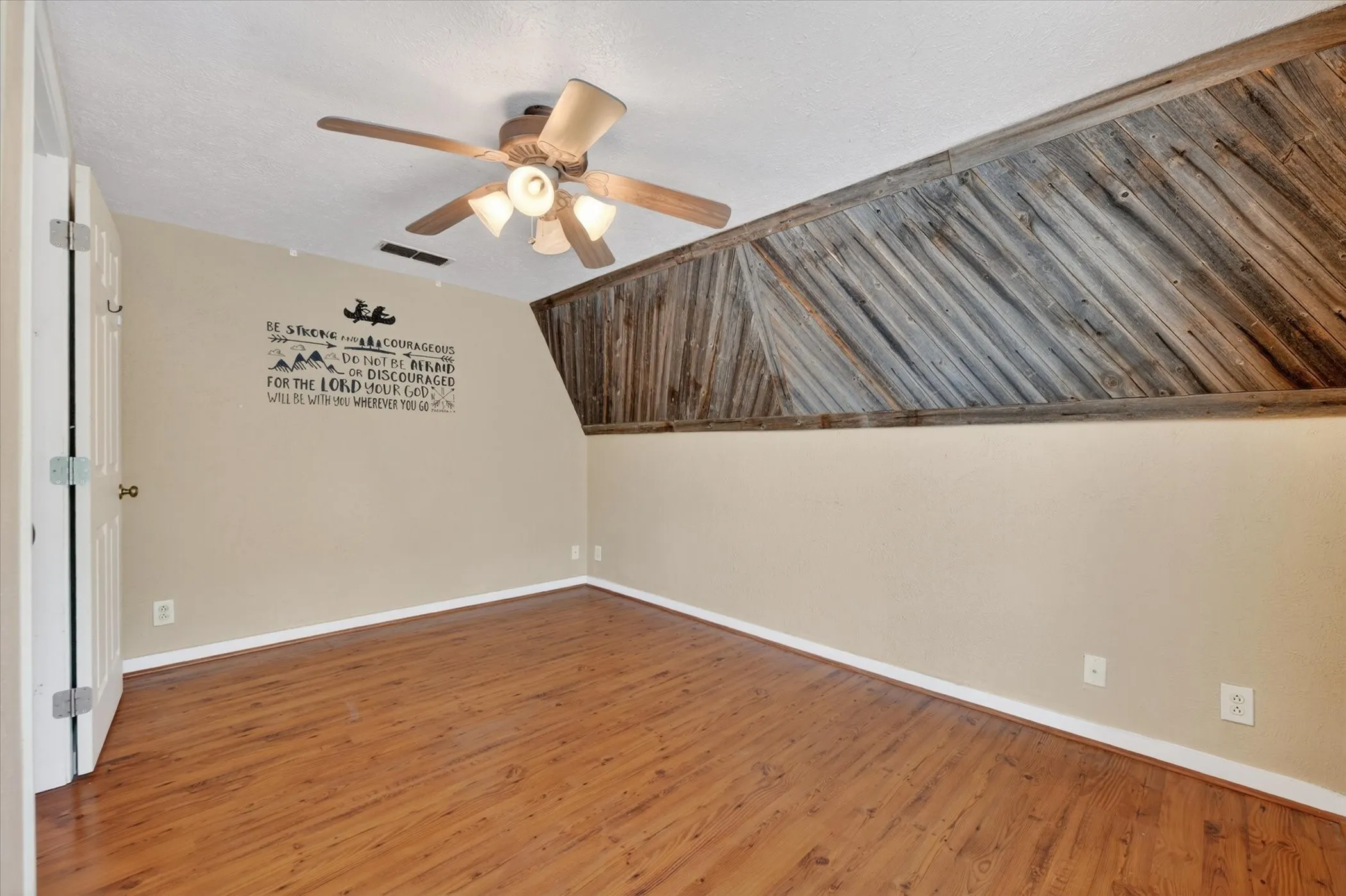 Single Family Residence For Sale in Wise County , 1276 County Road 1480, Alvord, Texas 76225, 3 Bedroom, 2 Bathroom, Garage spaces, 2,388 Sqft, built in 1982, mls#21242646, Real Estate Agent in Alvord, Homes For Sale in Wise county, Homes For Sale in Alvord, Realtor in Alvord Texas, Real Estate Brokerage Independent Realty Texas, Luminita Cordes Realtor
