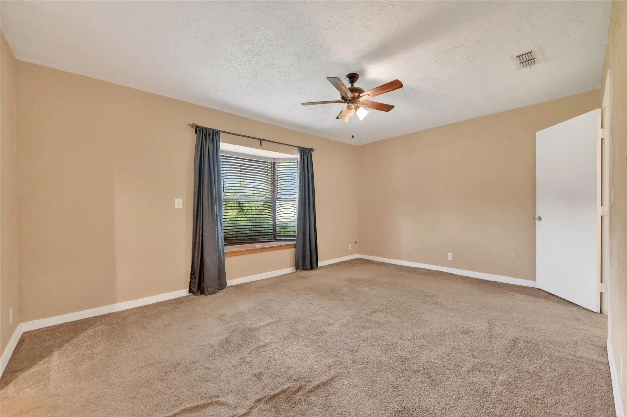Single Family Residence For Sale in Wise County , 1276 County Road 1480, Alvord, Texas 76225, 3 Bedroom, 2 Bathroom, Garage spaces, 2,388 Sqft, built in 1982, mls#21242646, Real Estate Agent in Alvord, Homes For Sale in Wise county, Homes For Sale in Alvord, Realtor in Alvord Texas, Real Estate Brokerage Independent Realty Texas, Luminita Cordes Realtor