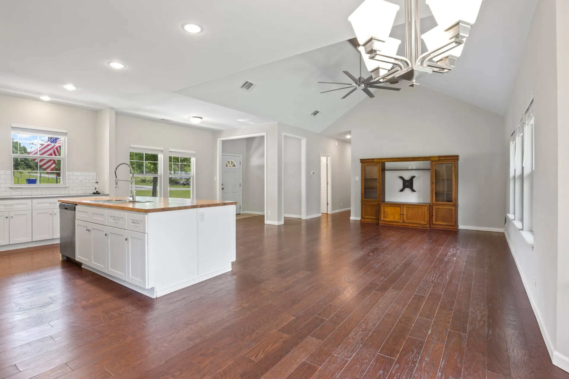 Single Family Residence For Sale in Henderson County , 6775 Ann Drive, Murchison, Texas 75778, 3 Bedrooms, 2 Bathrooms, 2 Garage spaces, 1,529 Sqft, built in 2019, Price $293,200, mls#21246978, Real Estate Agent in Murchison, Homes For Sale in Henderson county, Homes For Sale in Murchison, Realtor in Murchison Texas, Real Estate Brokerage Independent Realty Texas, Luminita Cordes Realtor