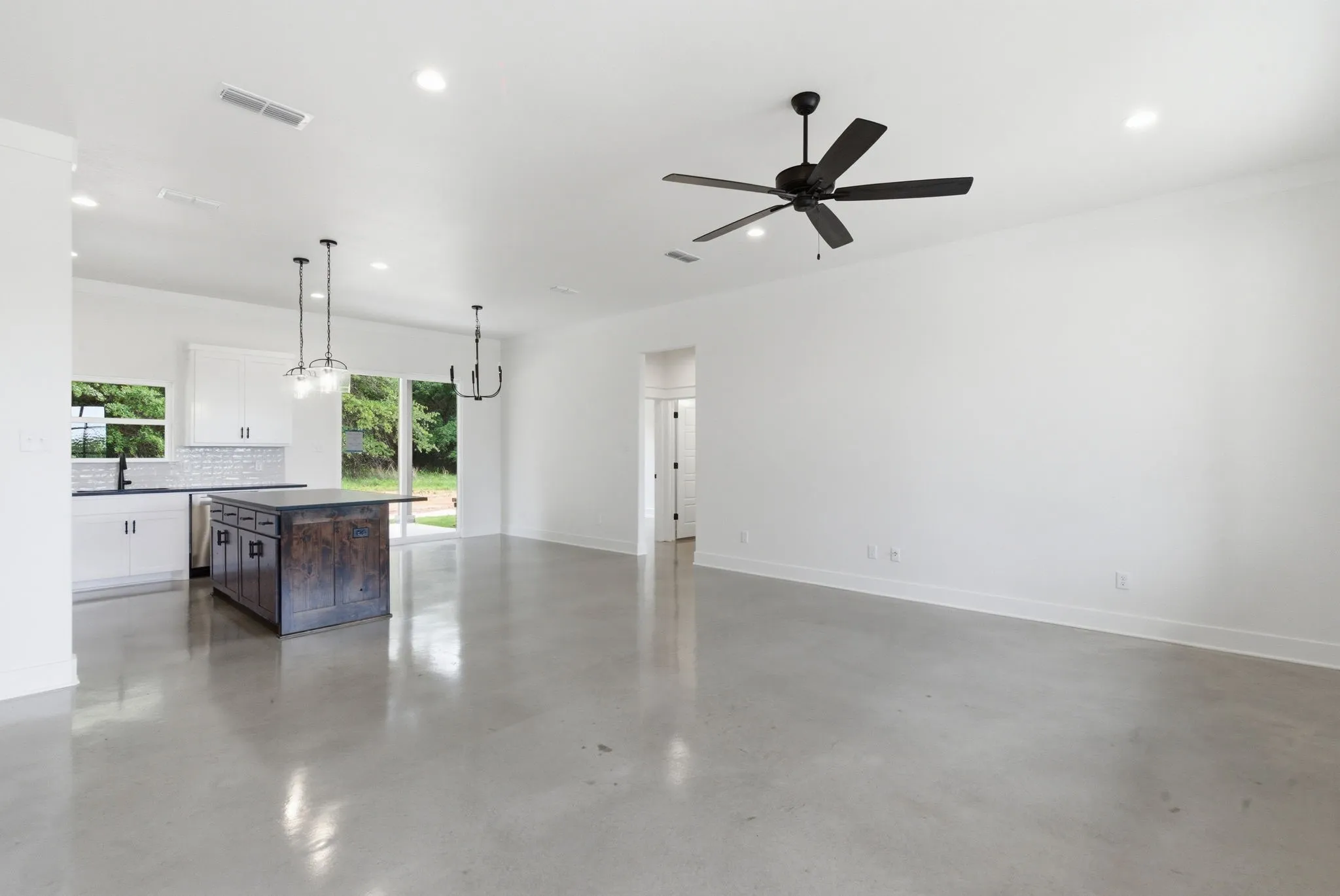 Single Family Residence For Sale in Parker County , 145 Graystone, Weatherford, Texas 76088, 3 Bedroom, 2 Bathroom, 2 Garage spaces, 1,646 Sqft, built in 2026, New Construction - Complete, mls#21247008, Real Estate Agent in Weatherford, Homes For Sale in Parker county, Homes For Sale in Weatherford, Realtor in Weatherford Texas, Real Estate Brokerage Independent Realty Texas, Luminita Cordes Realtor