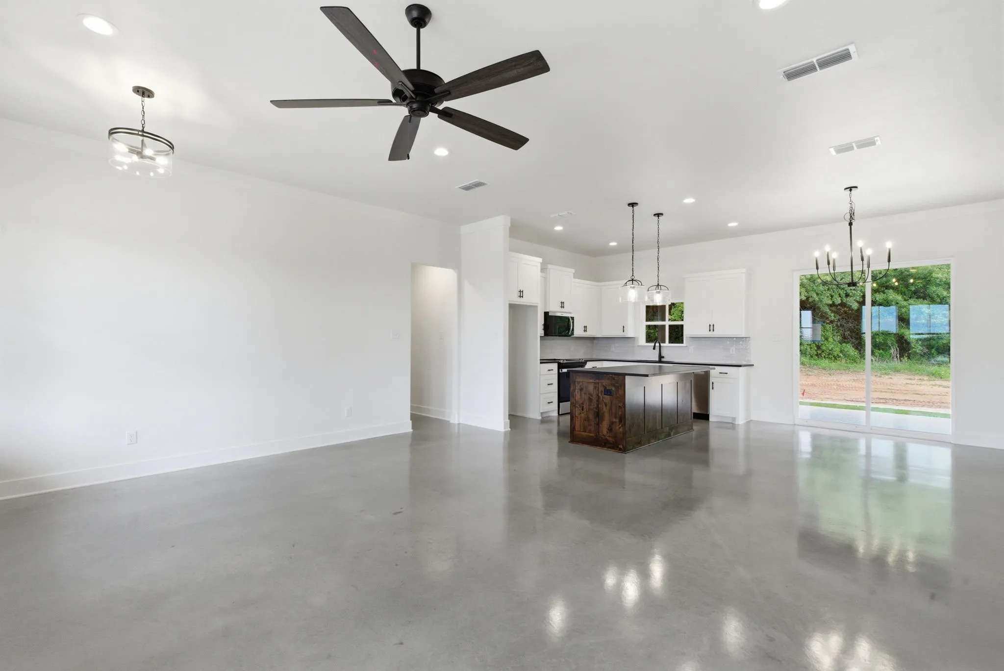 Single Family Residence For Sale in Parker County , 145 Graystone, Weatherford, Texas 76088, 3 Bedroom, 2 Bathroom, 2 Garage spaces, 1,646 Sqft, built in 2026, New Construction - Complete, mls#21247008, Real Estate Agent in Weatherford, Homes For Sale in Parker county, Homes For Sale in Weatherford, Realtor in Weatherford Texas, Real Estate Brokerage Independent Realty Texas, Luminita Cordes Realtor