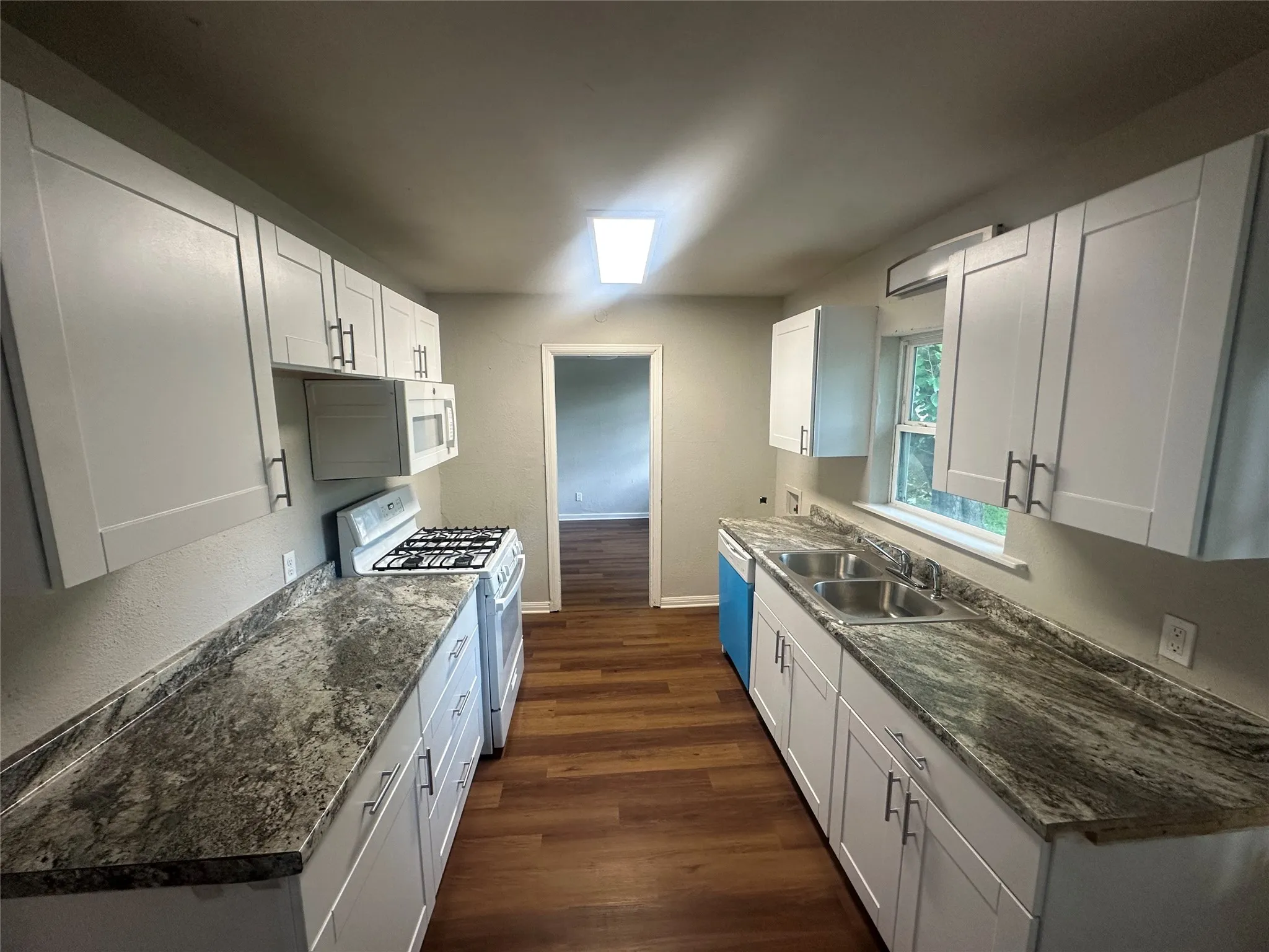 Single Family Residence For Rent in Tarrant County , 2908 Binyon Street, Fort Worth, Texas 76133, 3 Bedroom, 1 Bathroom, Garage spaces, 1,249 Sqft, built in 1953, mls#21247107, Real Estate Agent in Fort Worth, Homes For Rent in Tarrant county, Homes For Rent in Fort Worth, Realtor in Fort Worth Texas, Real Estate Brokerage Independent Realty Texas, Luminita Cordes Realtor