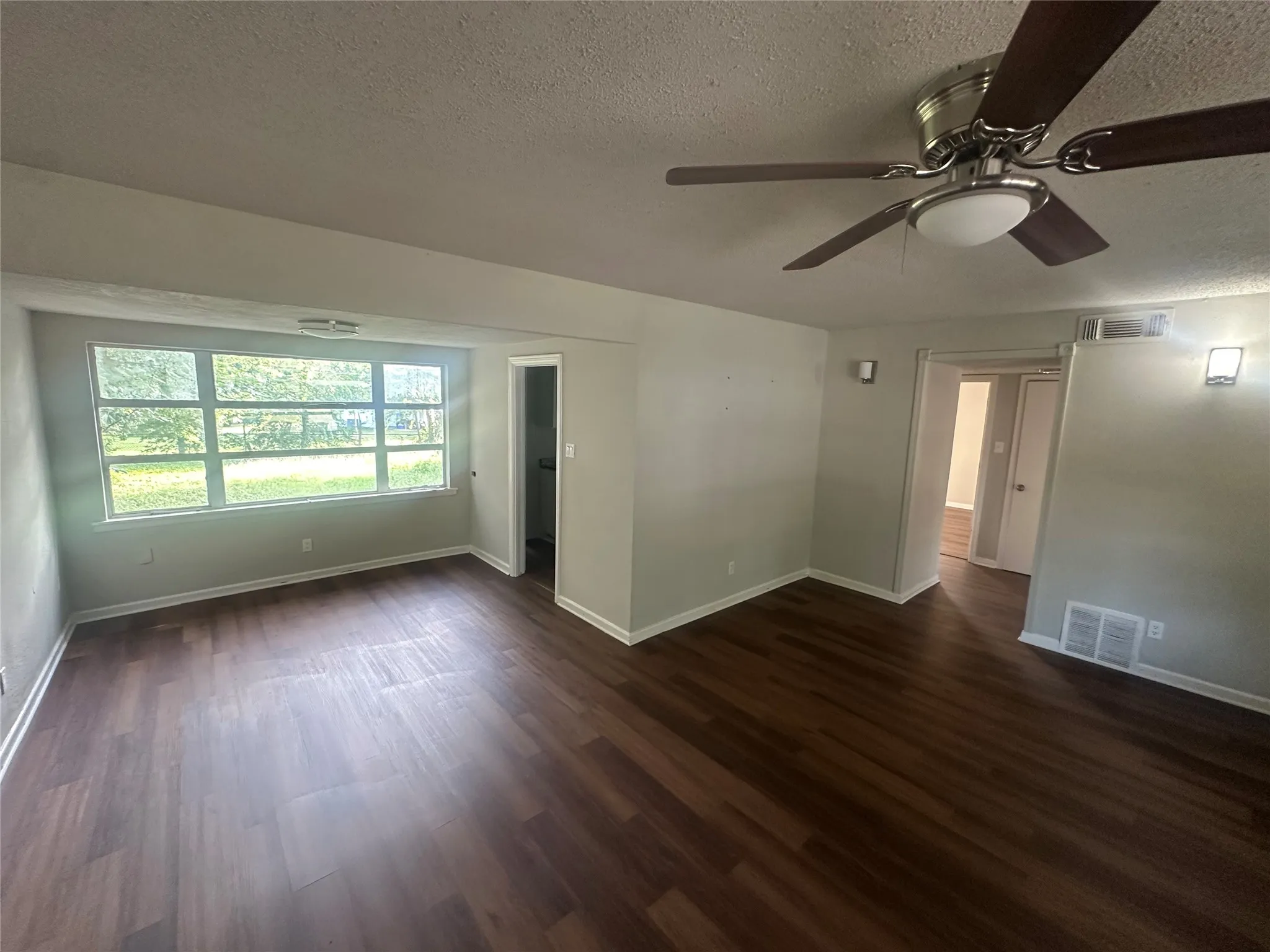 Single Family Residence For Rent in Tarrant County , 2908 Binyon Street, Fort Worth, Texas 76133, 3 Bedroom, 1 Bathroom, Garage spaces, 1,249 Sqft, built in 1953, mls#21247107, Real Estate Agent in Fort Worth, Homes For Rent in Tarrant county, Homes For Rent in Fort Worth, Realtor in Fort Worth Texas, Real Estate Brokerage Independent Realty Texas, Luminita Cordes Realtor